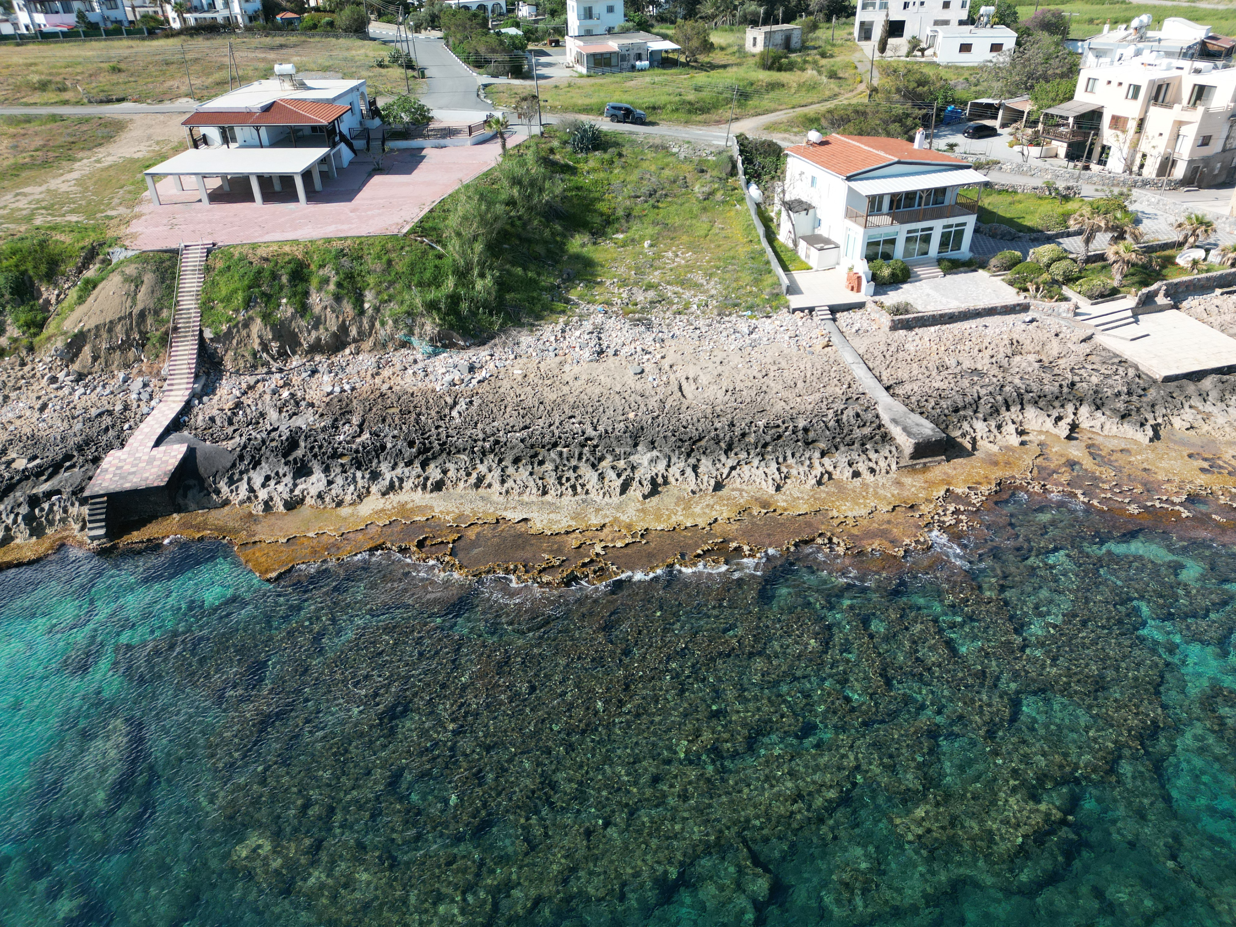 Kıbrıs Girne Karşıyaka Bölgesinde Denize Sıfır Satılık Arazi 3