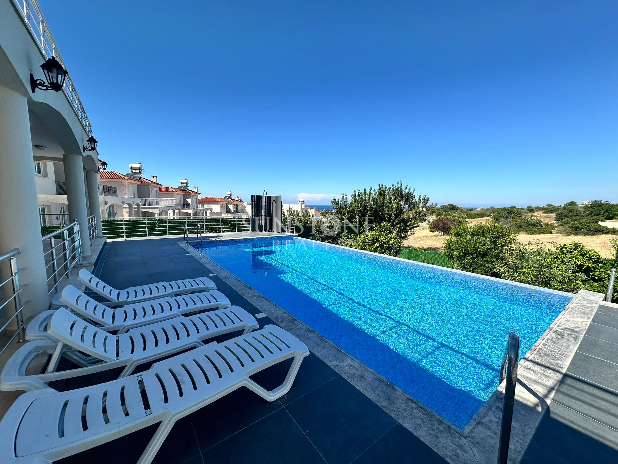 Kıbrıs Girne Karşıyaka Bölgesinde Kiralık Villa 2