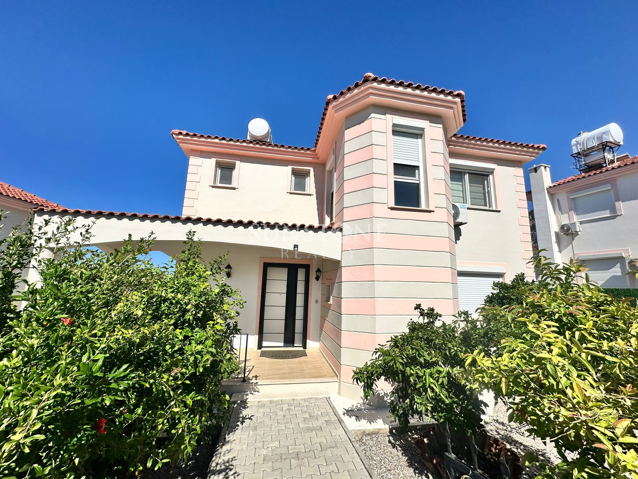 Kıbrıs Girne Karşıyaka Bölgesinde Kiralık Villa 4