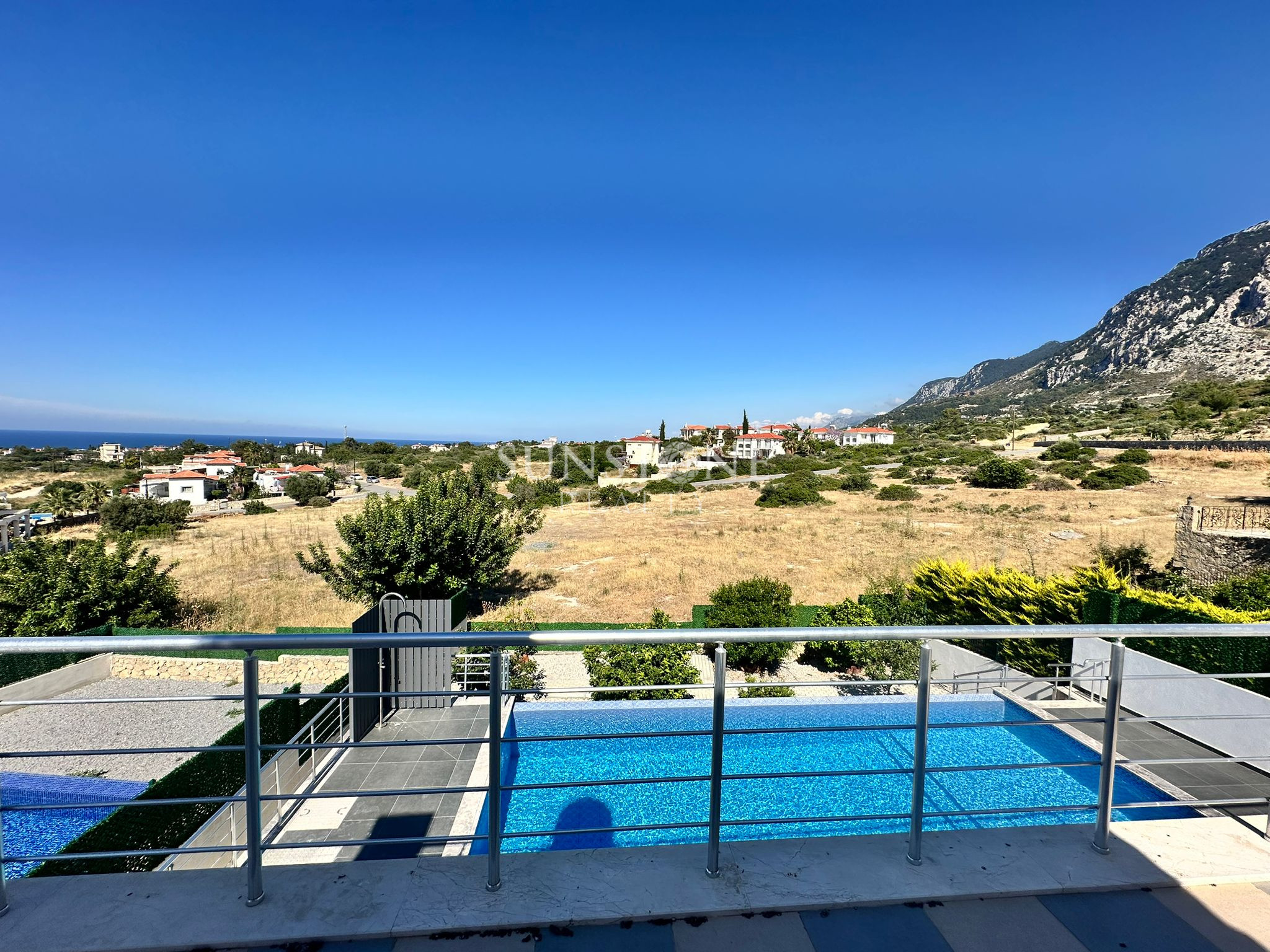 Kıbrıs Girne Karşıyaka Bölgesinde Kiralık Villa 16
