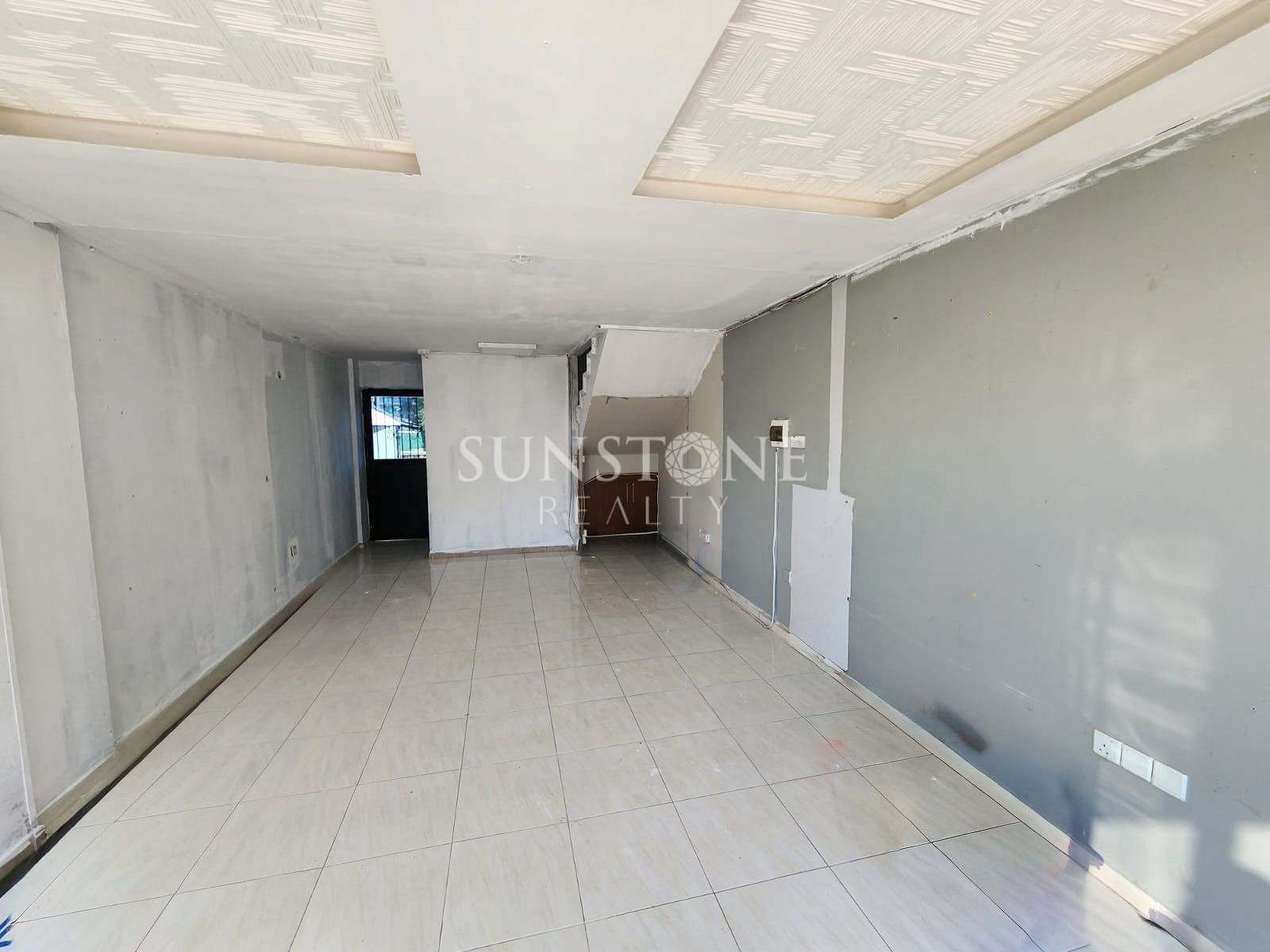 Kıbrıs Girne Merkez'de Ana Cadde Üzeri Kiralık Dükkan  4