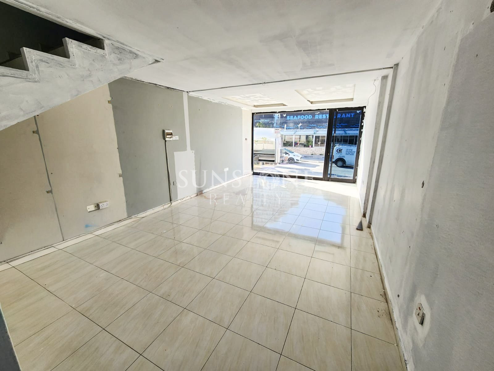 Kıbrıs Girne Merkez'de Ana Cadde Üzeri Kiralık Dükkan  3