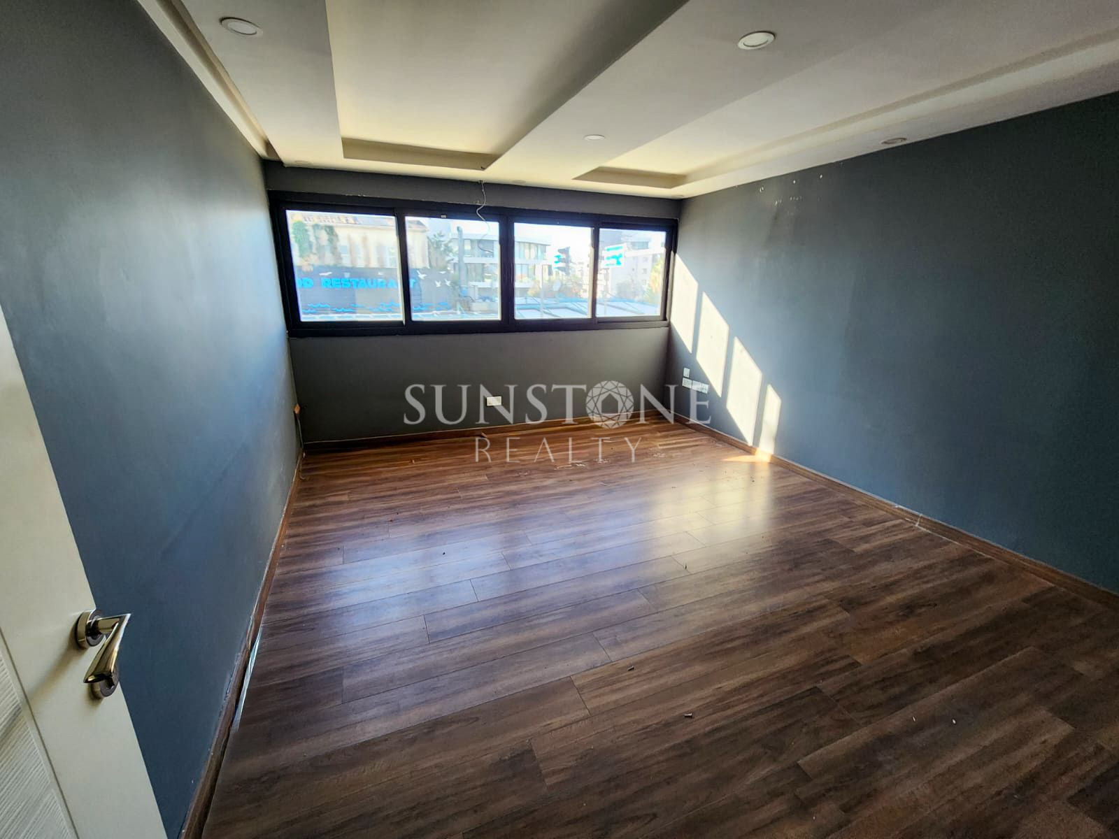 Kıbrıs Girne Merkez'de Ana Cadde Üzeri Kiralık Dükkan  9