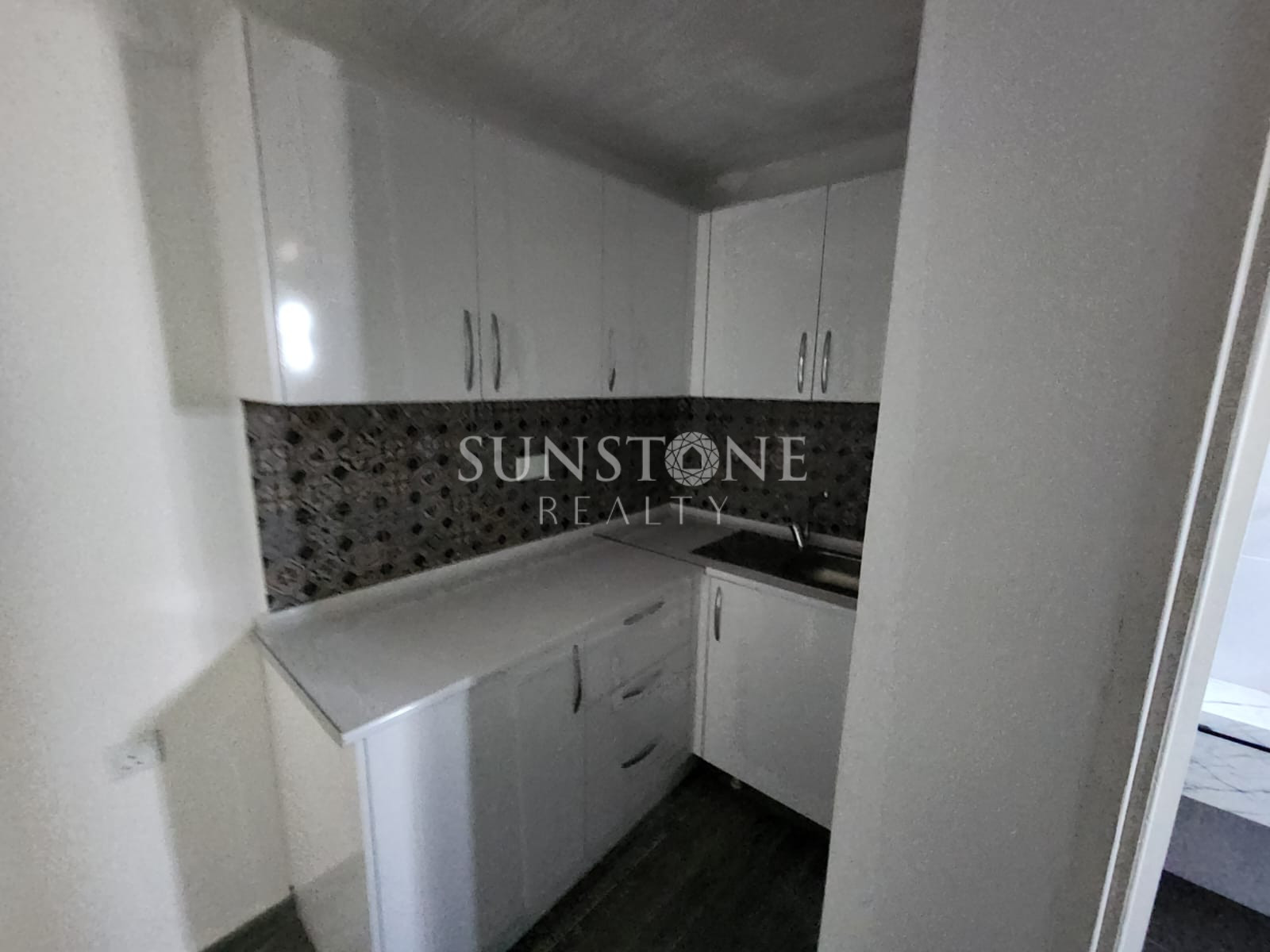 Kıbrıs Girne Merkez'de Ana Cadde Üzeri Kiralık Dükkan  6