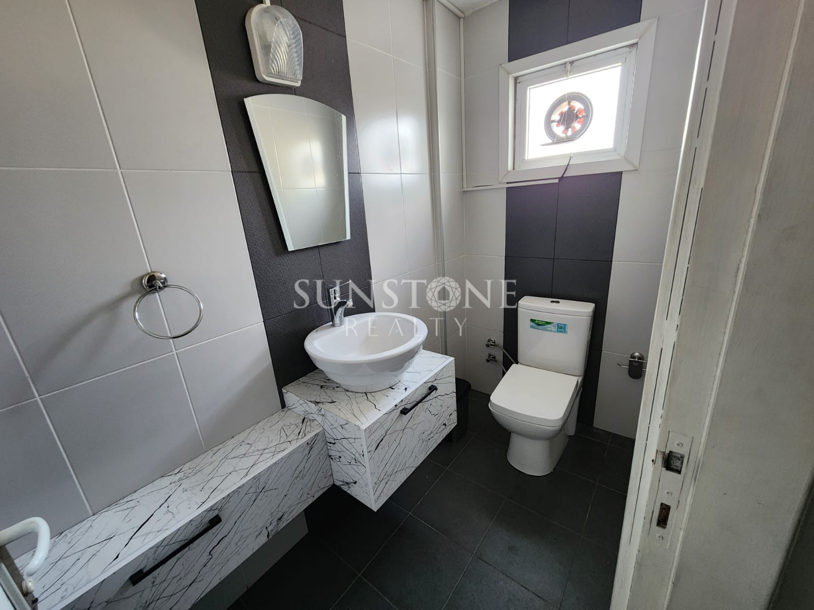 Kıbrıs Girne Merkez'de Ana Cadde Üzeri Kiralık Dükkan  8