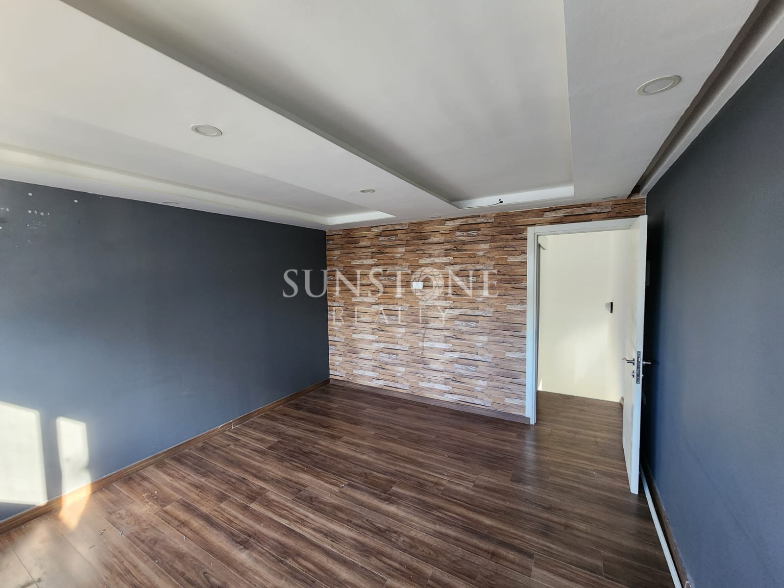 Kıbrıs Girne Merkez'de Ana Cadde Üzeri Kiralık Dükkan  10