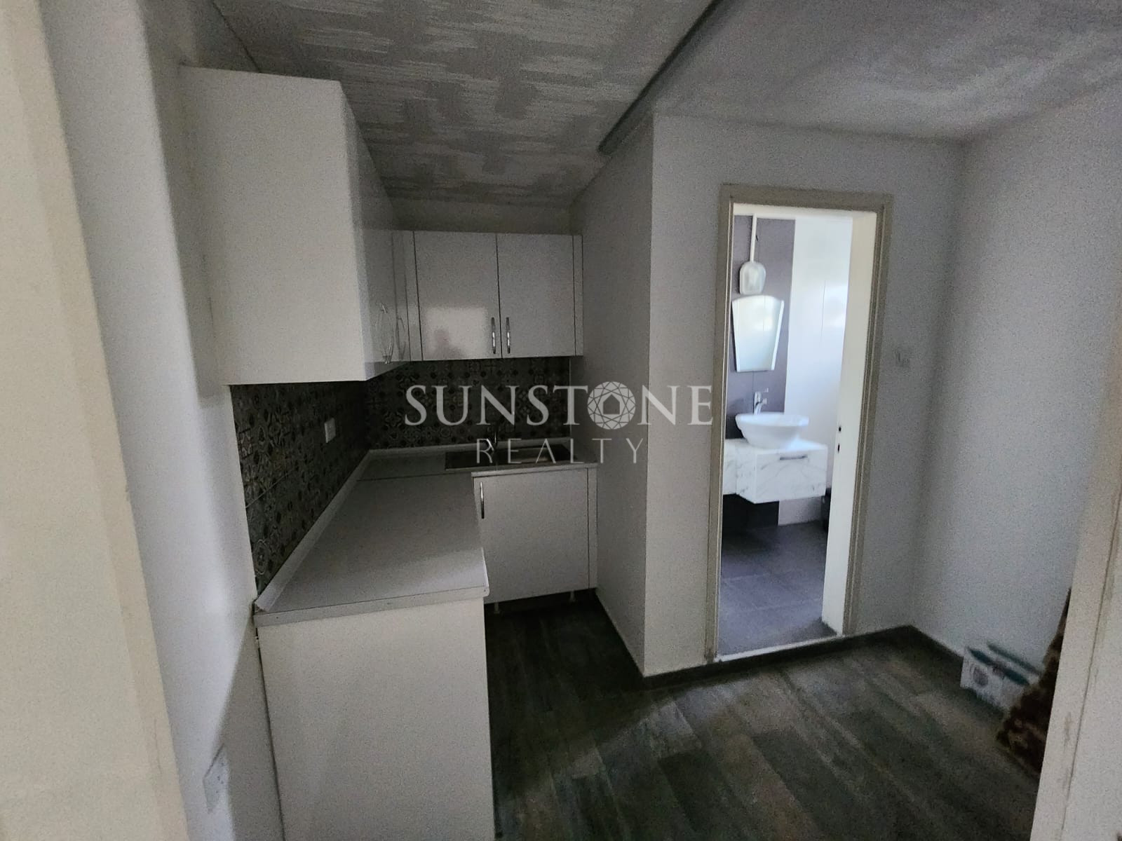 Kıbrıs Girne Merkez'de Ana Cadde Üzeri Kiralık Dükkan  7