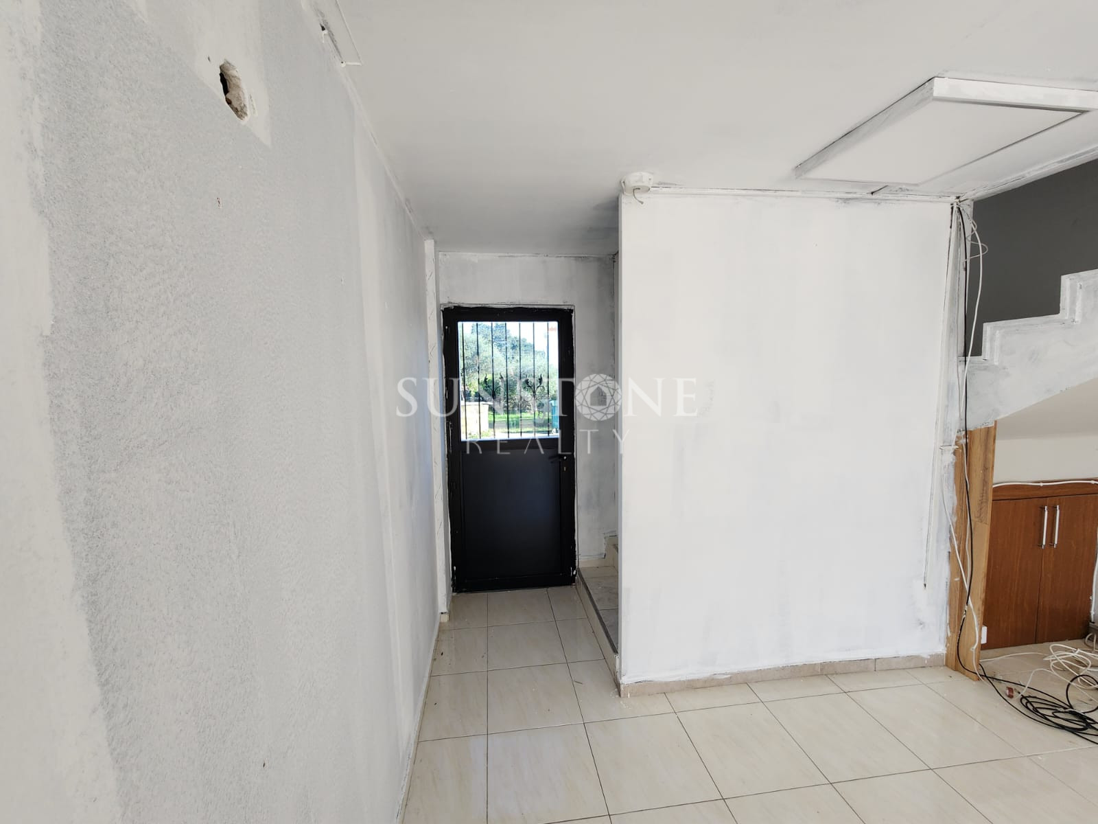 Kıbrıs Girne Merkez'de Ana Cadde Üzeri Kiralık Dükkan  5