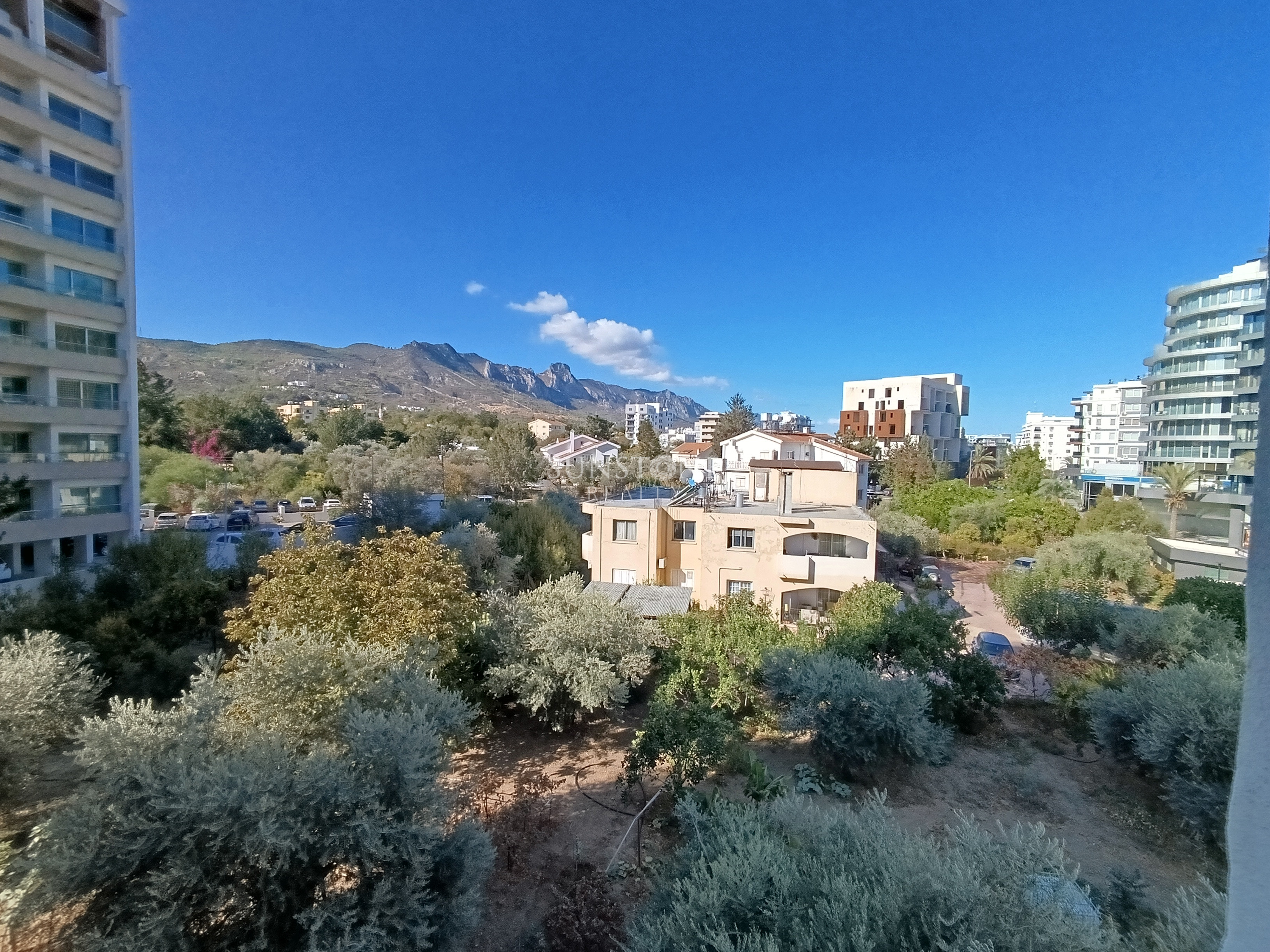 Kıbrıs Girne Merkez'de Satılık Türk Tapulu, Deniz Manzaralı 3+1 Daire 4