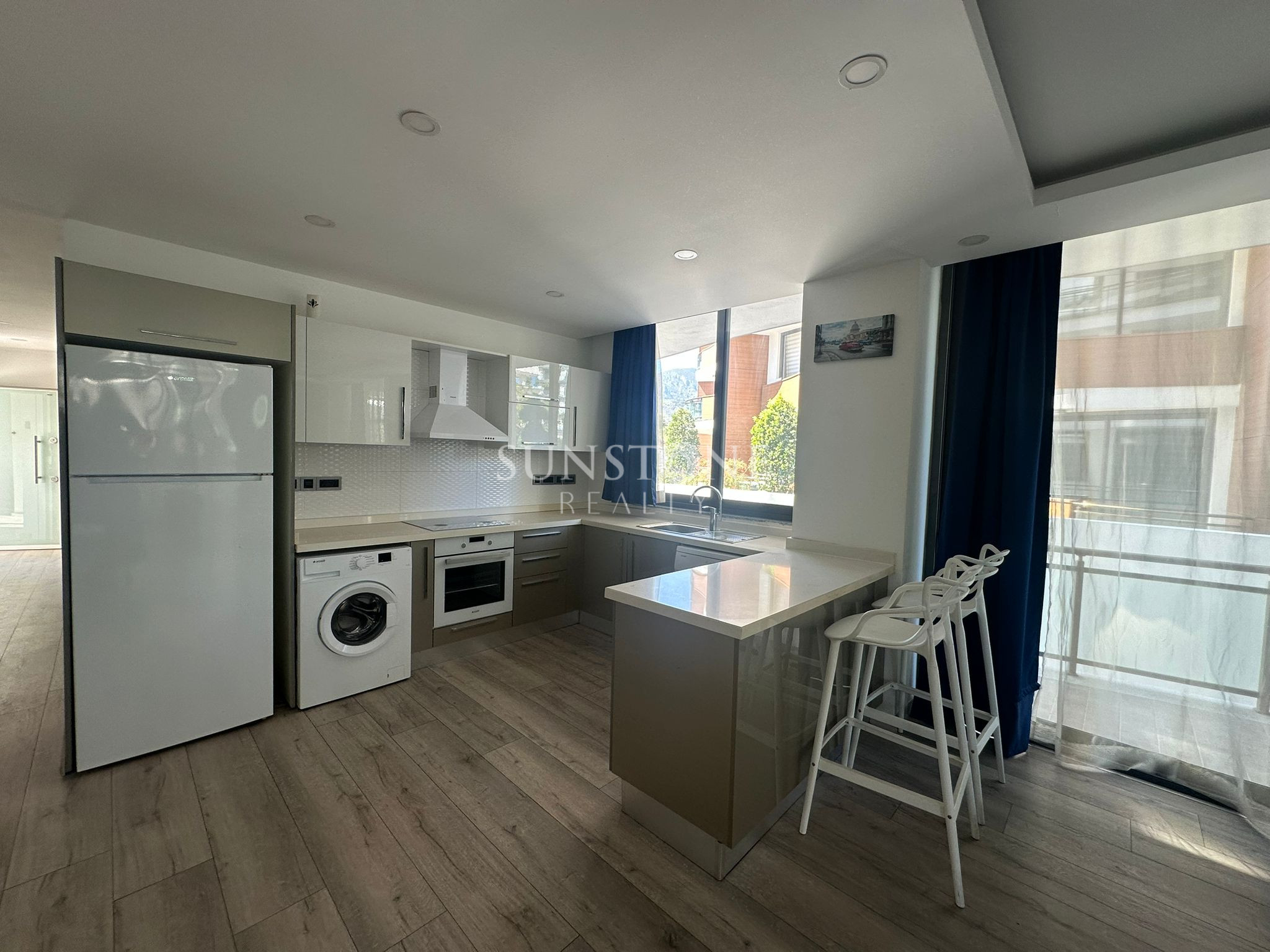 Kıbrıs Girne Merkez'de Havuzlu Güvenlikli Site İçerisinde Satılık  Full Eşyalı   1+1 Daire 6