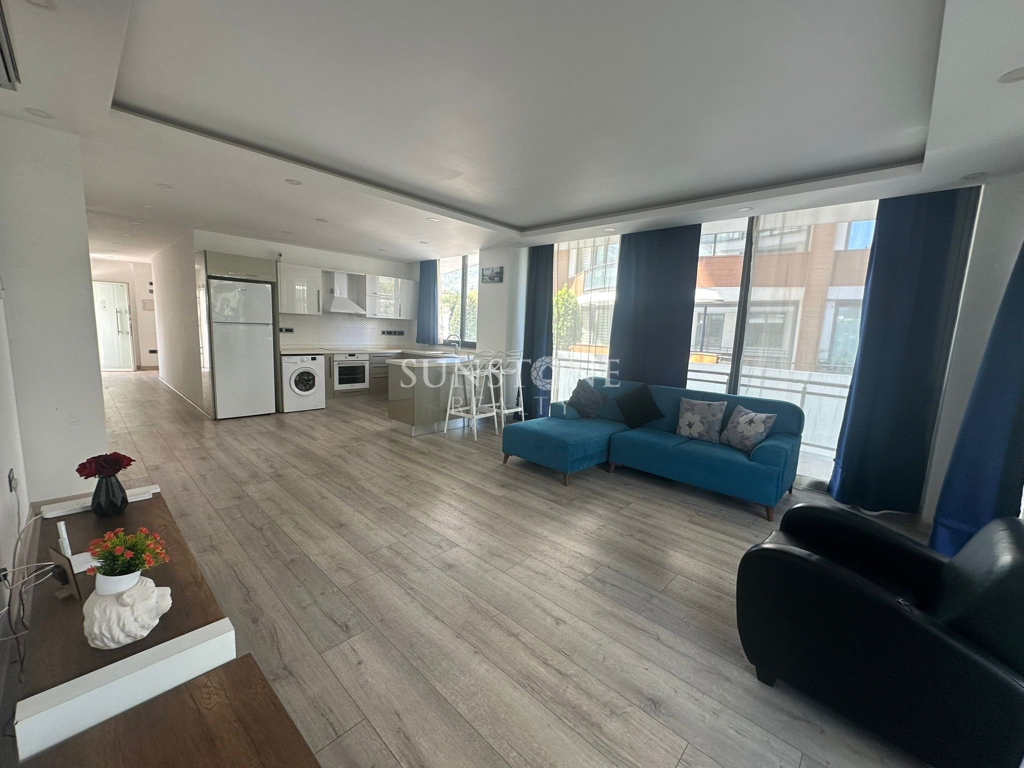 Kıbrıs Girne Merkez'de Havuzlu Güvenlikli Site İçerisinde Satılık  Full Eşyalı   1+1 Daire 4