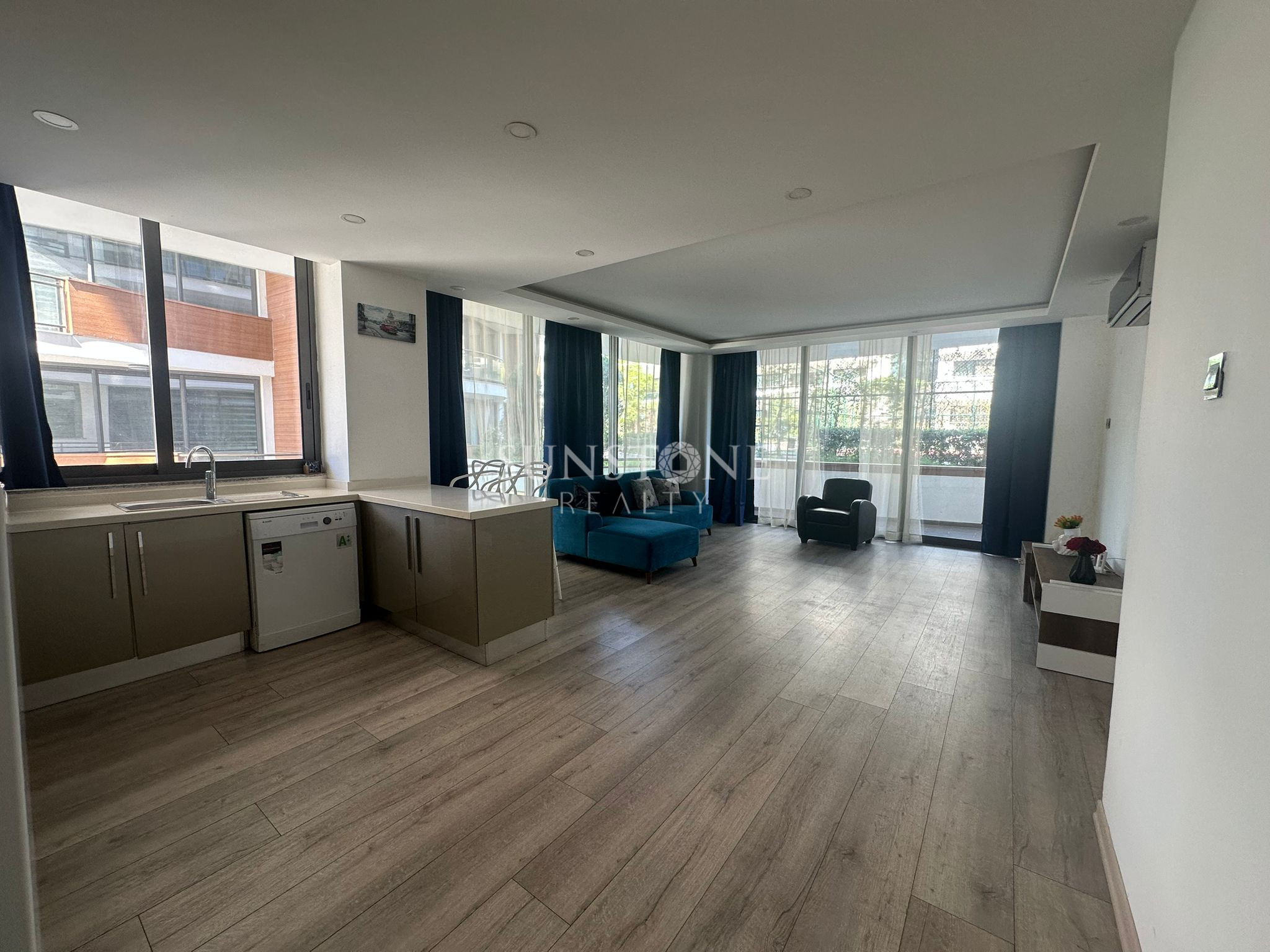 Kıbrıs Girne Merkez'de Havuzlu Güvenlikli Site İçerisinde Satılık  Full Eşyalı   1+1 Daire 5