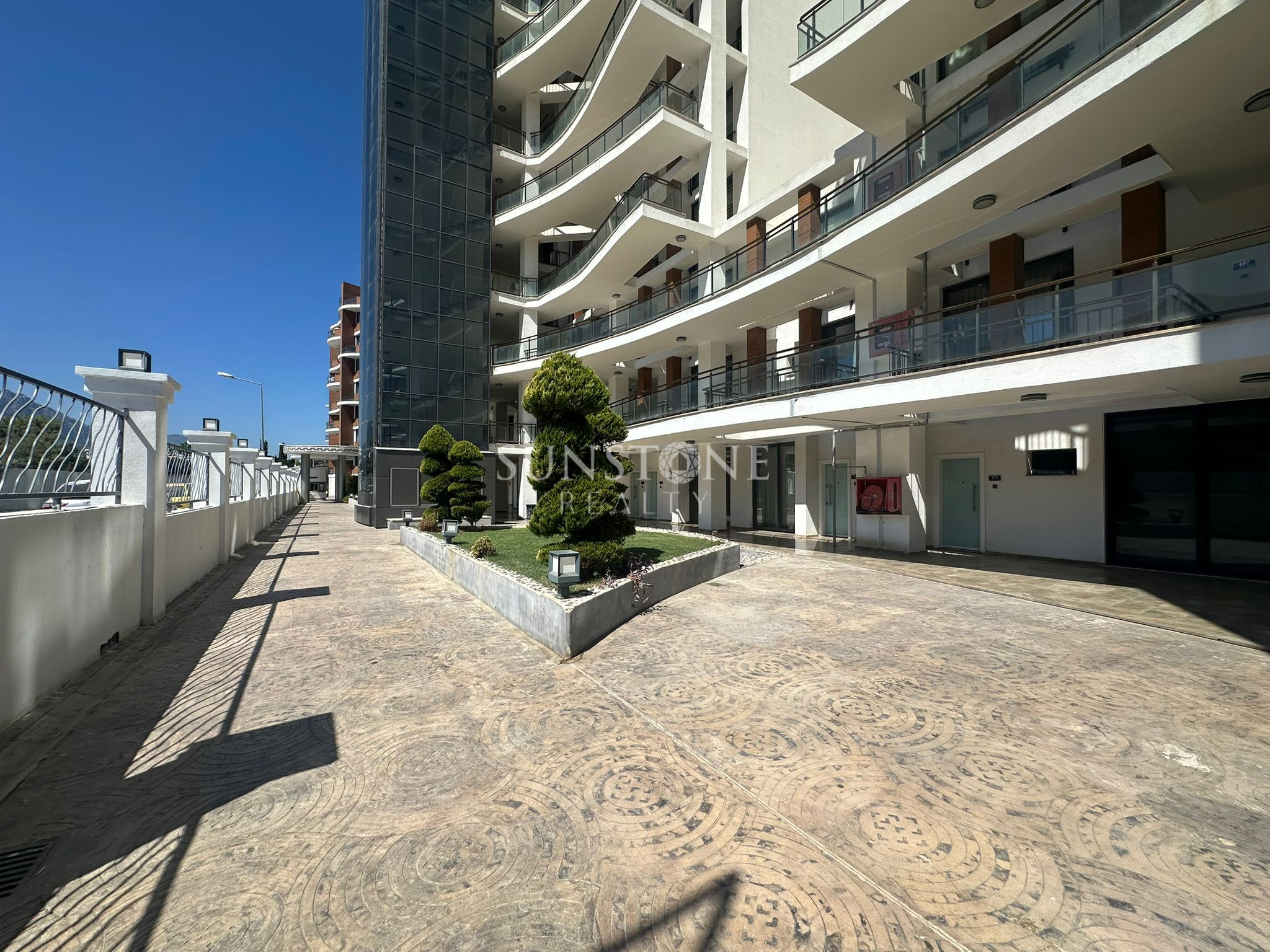 Kıbrıs Girne Merkez'de Havuzlu Güvenlikli Site İçerisinde Satılık  Full Eşyalı   1+1 Daire 2