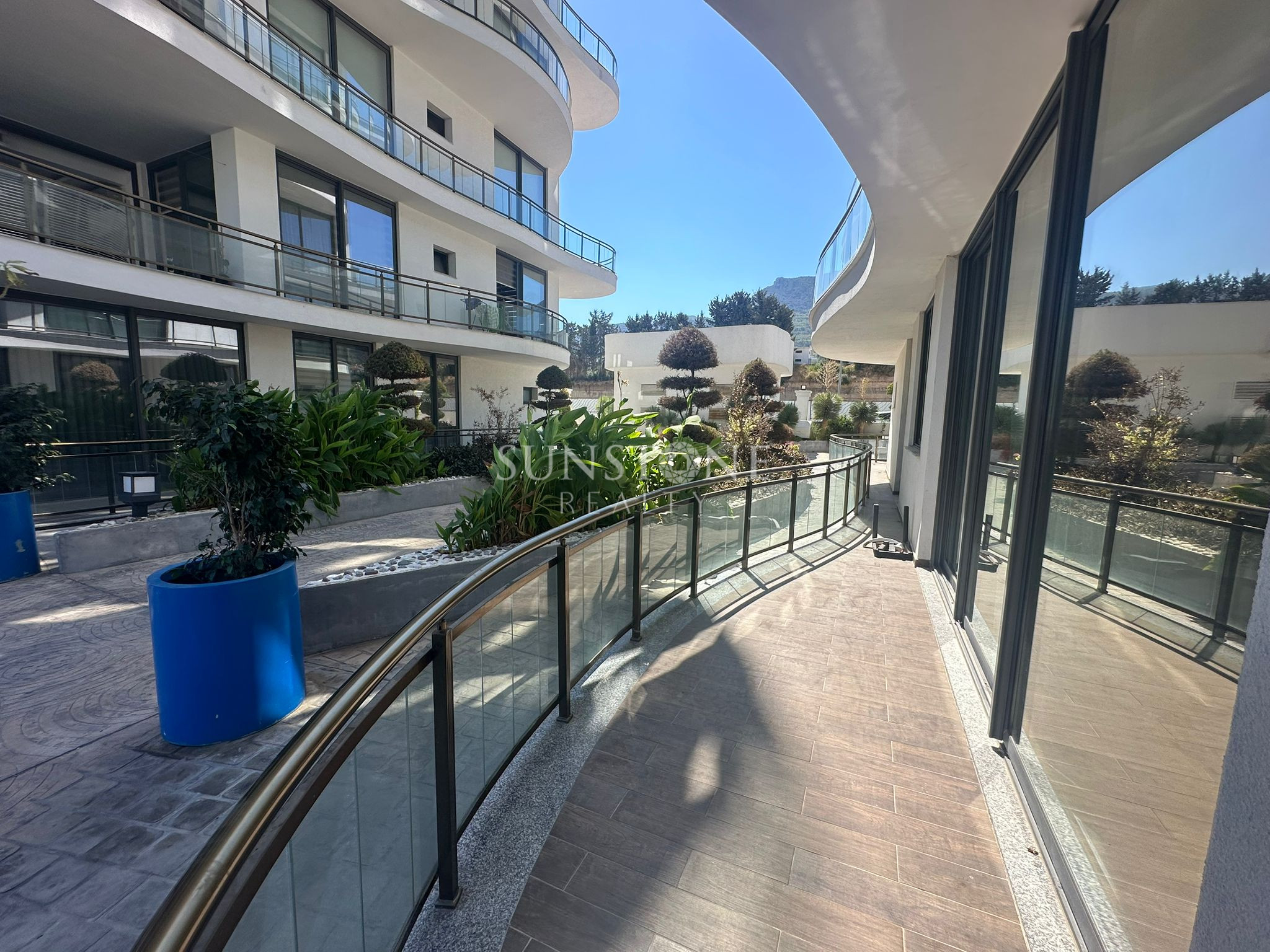 Kıbrıs Girne Merkez'de Havuzlu Güvenlikli Site İçerisinde Satılık  Full Eşyalı   1+1 Daire 16