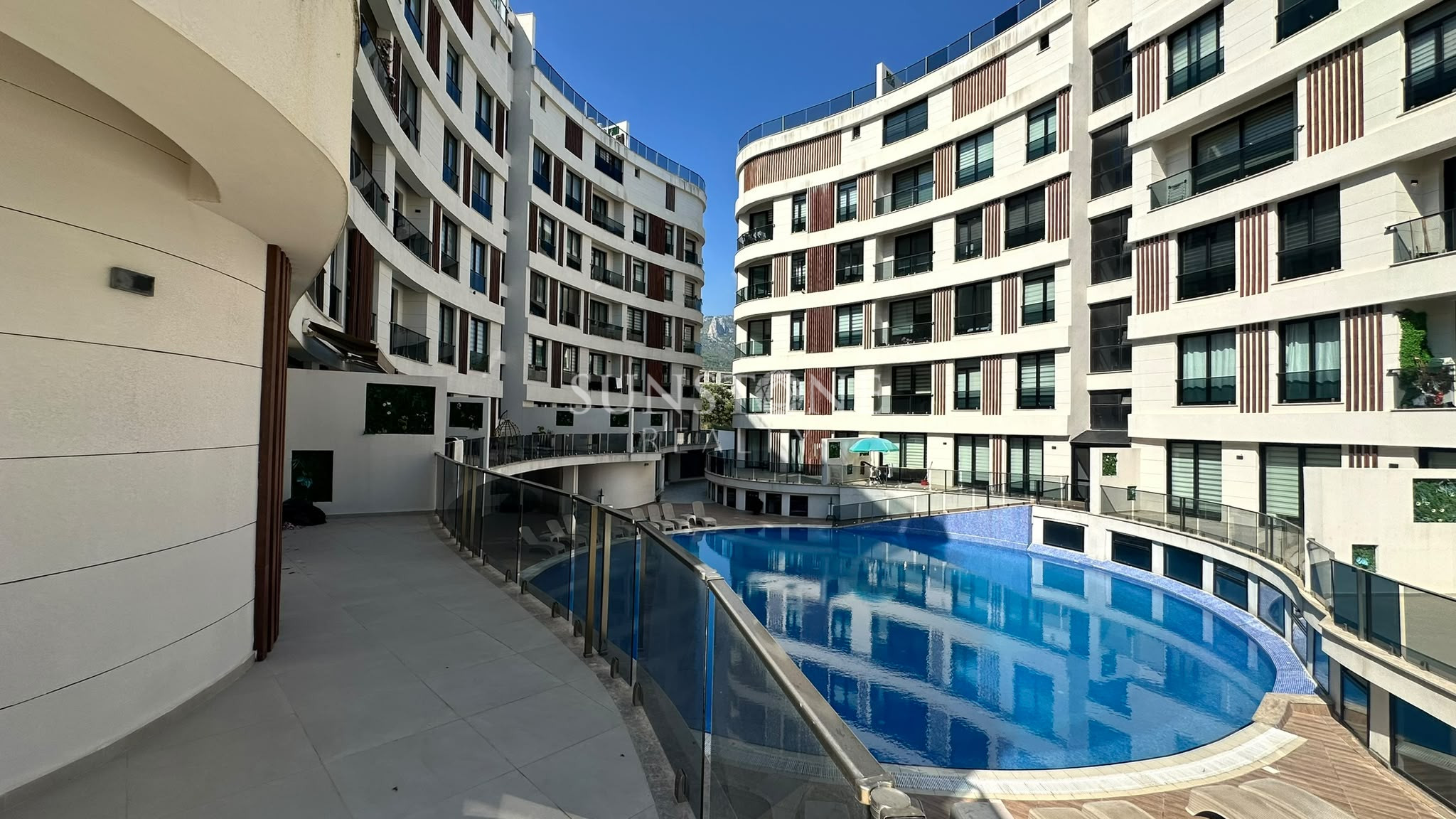 Kıbrıs Girne Merkez'de Havuzlu Site İçerisinde Full Eşyalı Kiralık  2+1 Daire 2