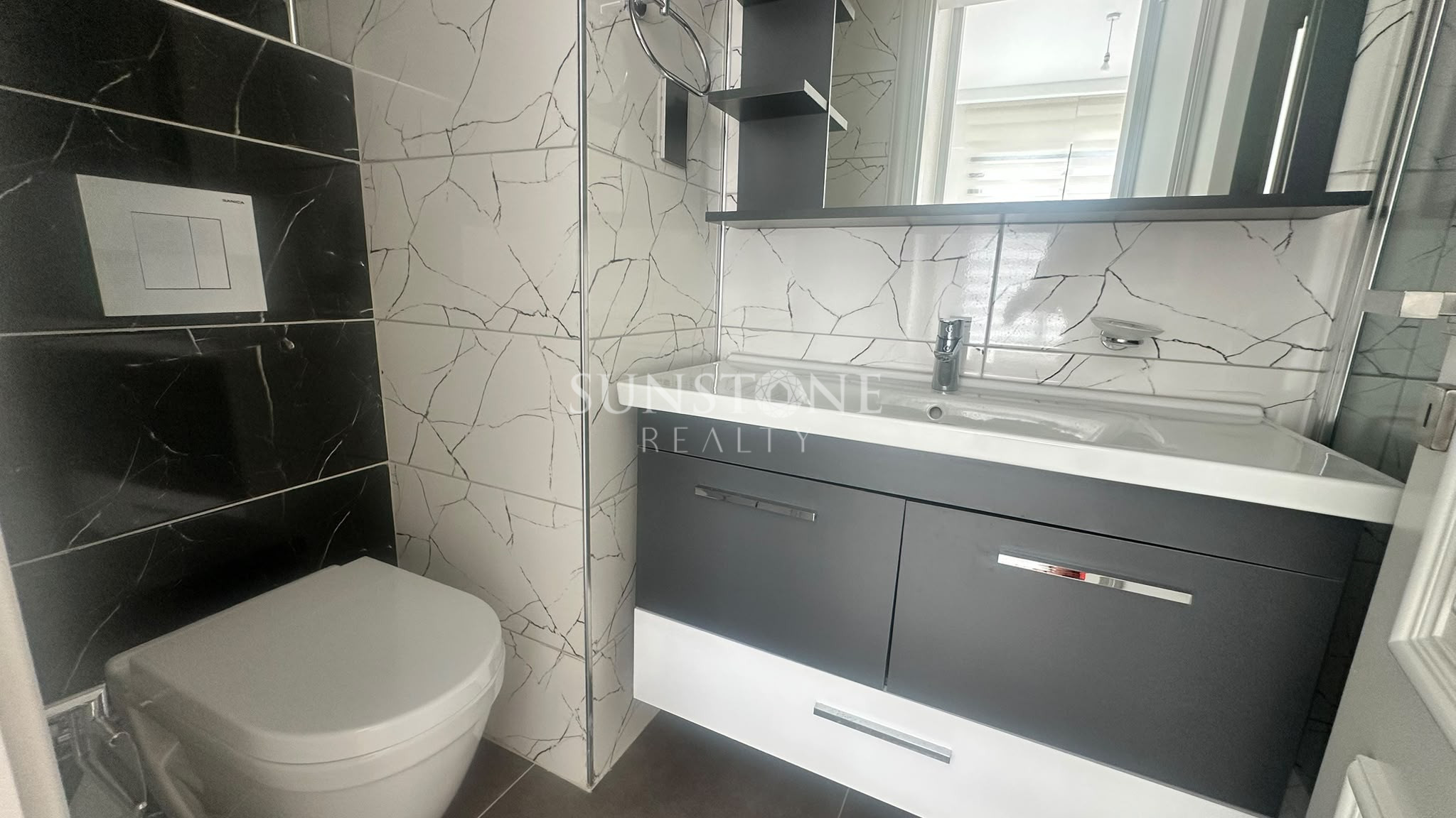 Kıbrıs Girne Merkez'de Havuzlu Site İçerisinde Full Eşyalı Satılık 2+1 Daire 7