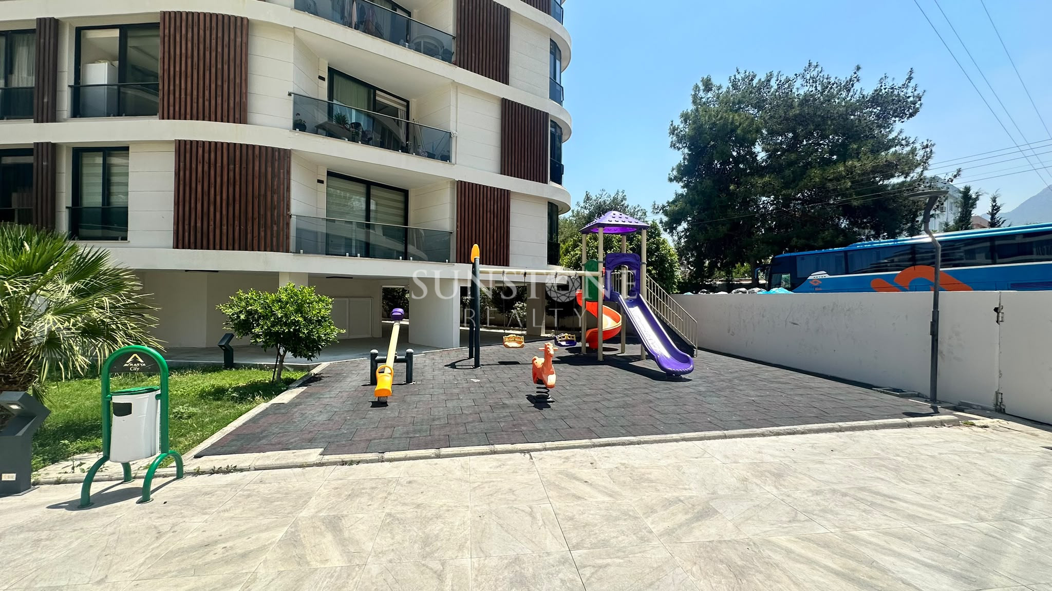 Kıbrıs Girne Merkez'de Havuzlu Site İçinde Kiralık 3+1 Full Eşyalı Lüks Daire 25