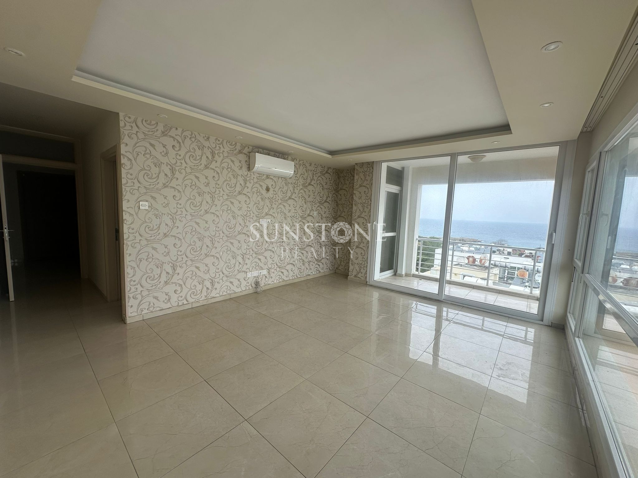 Kıbrıs Girne Merkez'de  Muhteşem deniz ve dağ manzaralı Satılık 3+1 Daire 2