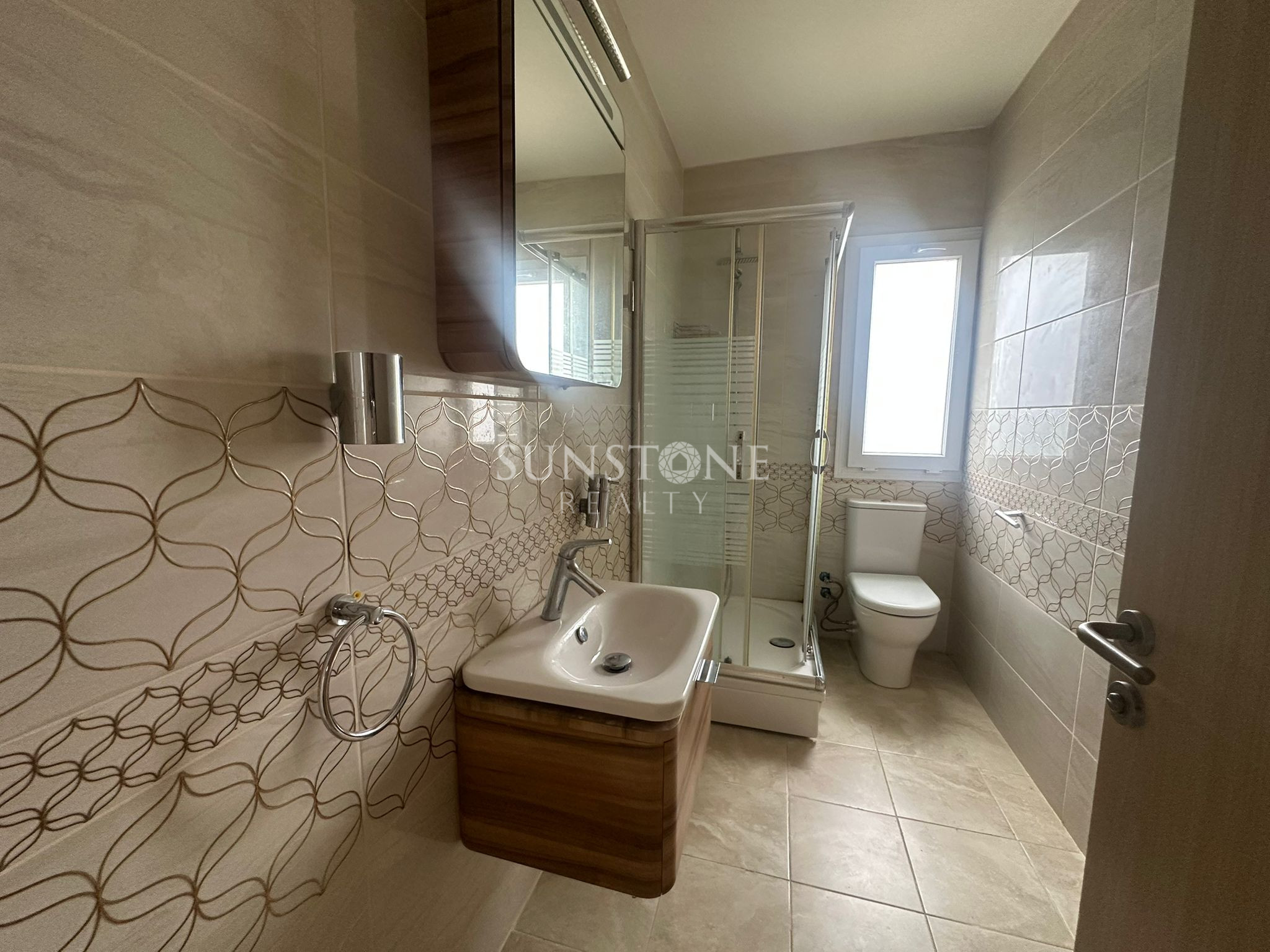 Kıbrıs Girne Merkez'de  Muhteşem deniz ve dağ manzaralı Satılık 3+1 Daire 11