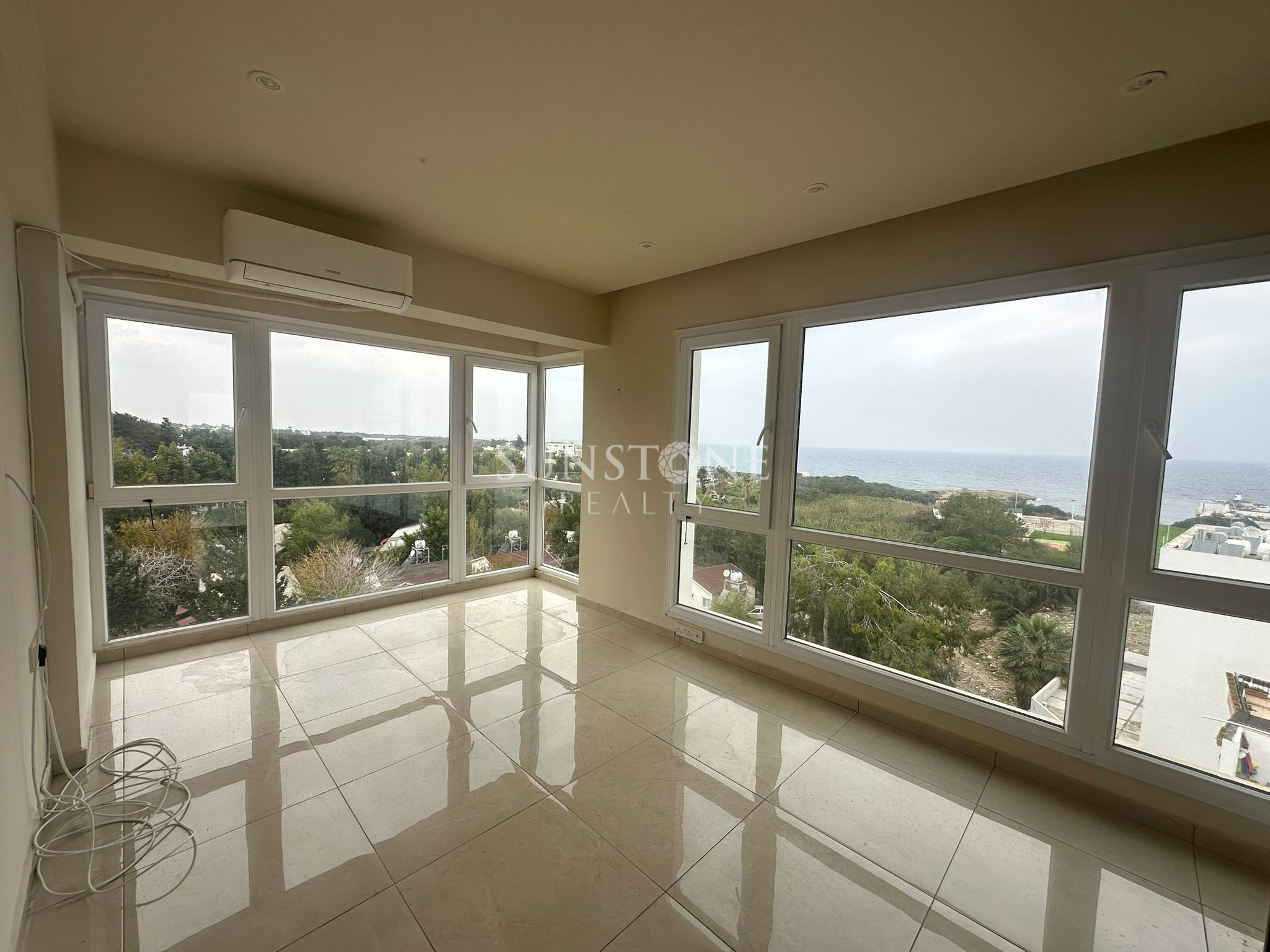 Kıbrıs Girne Merkez'de  Muhteşem deniz ve dağ manzaralı Satılık 3+1 Daire 7