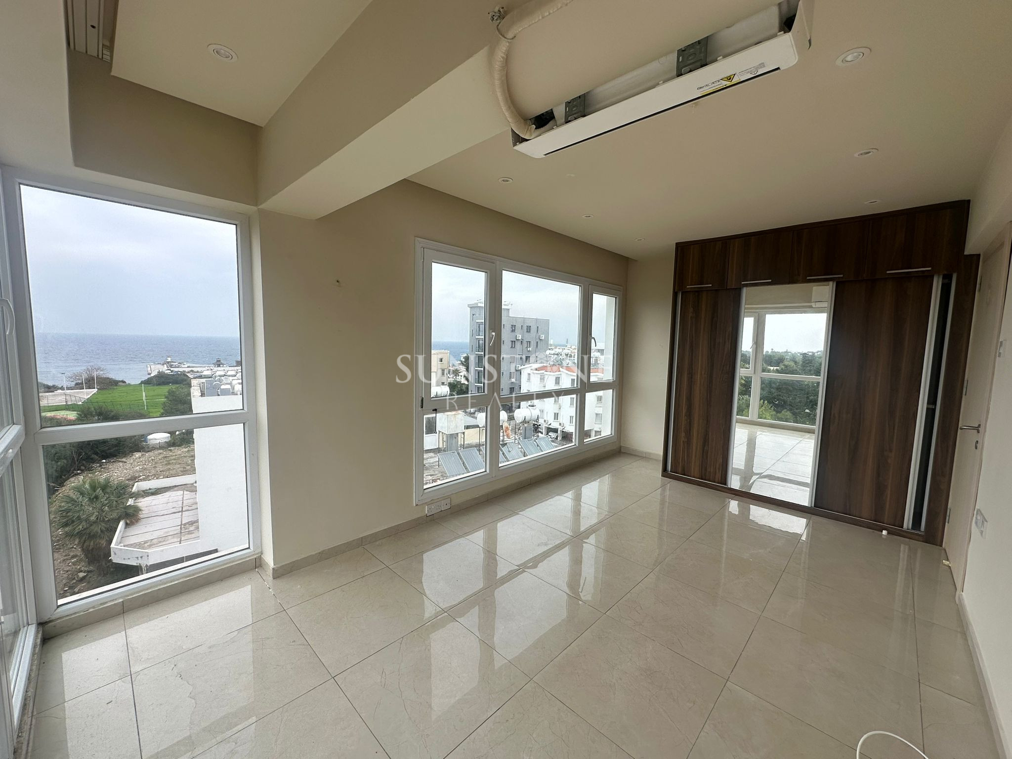 Kıbrıs Girne Merkez'de  Muhteşem deniz ve dağ manzaralı Satılık 3+1 Daire 6