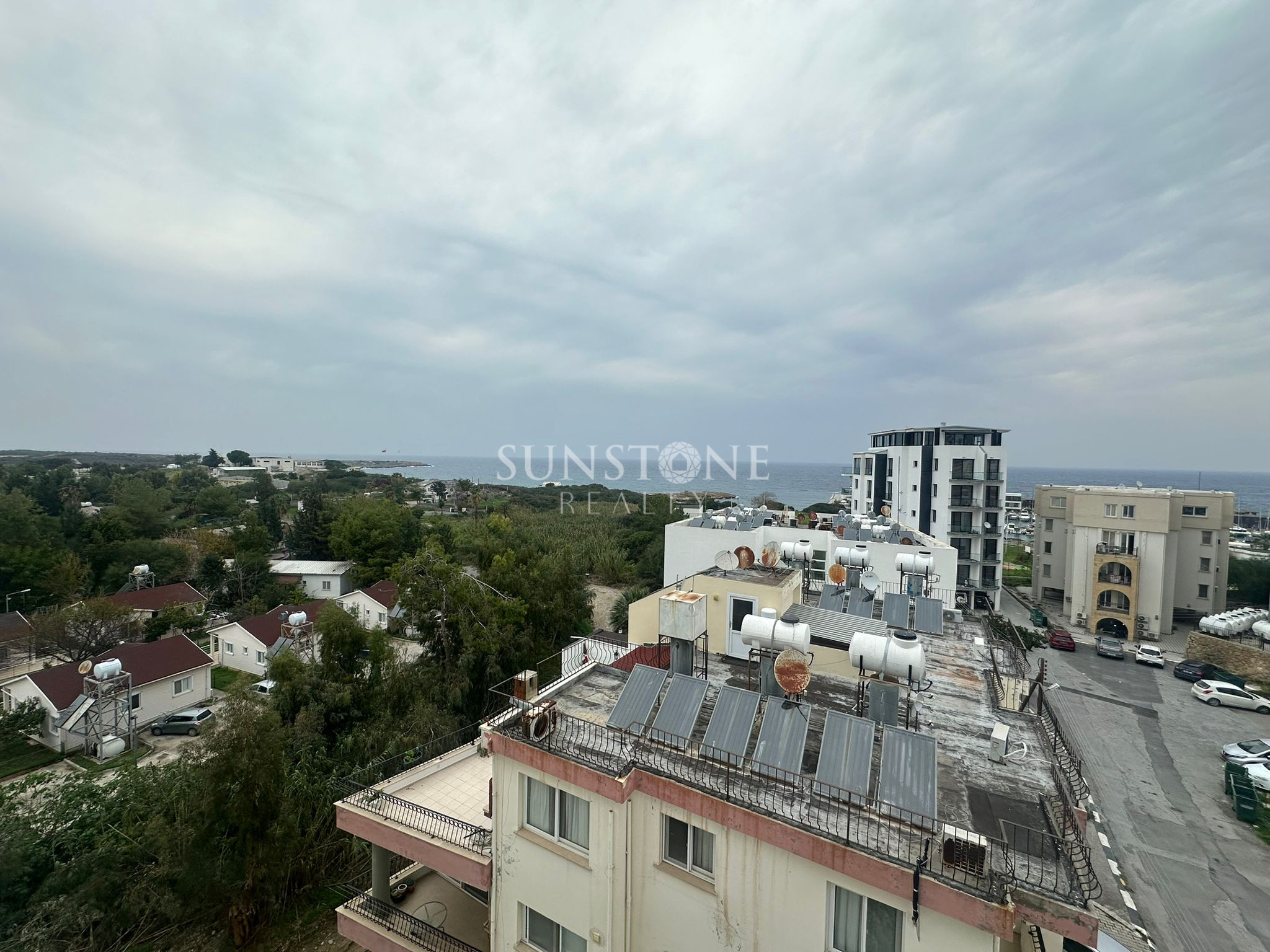 Kıbrıs Girne Merkez'de  Muhteşem deniz ve dağ manzaralı Satılık 3+1 Daire 13