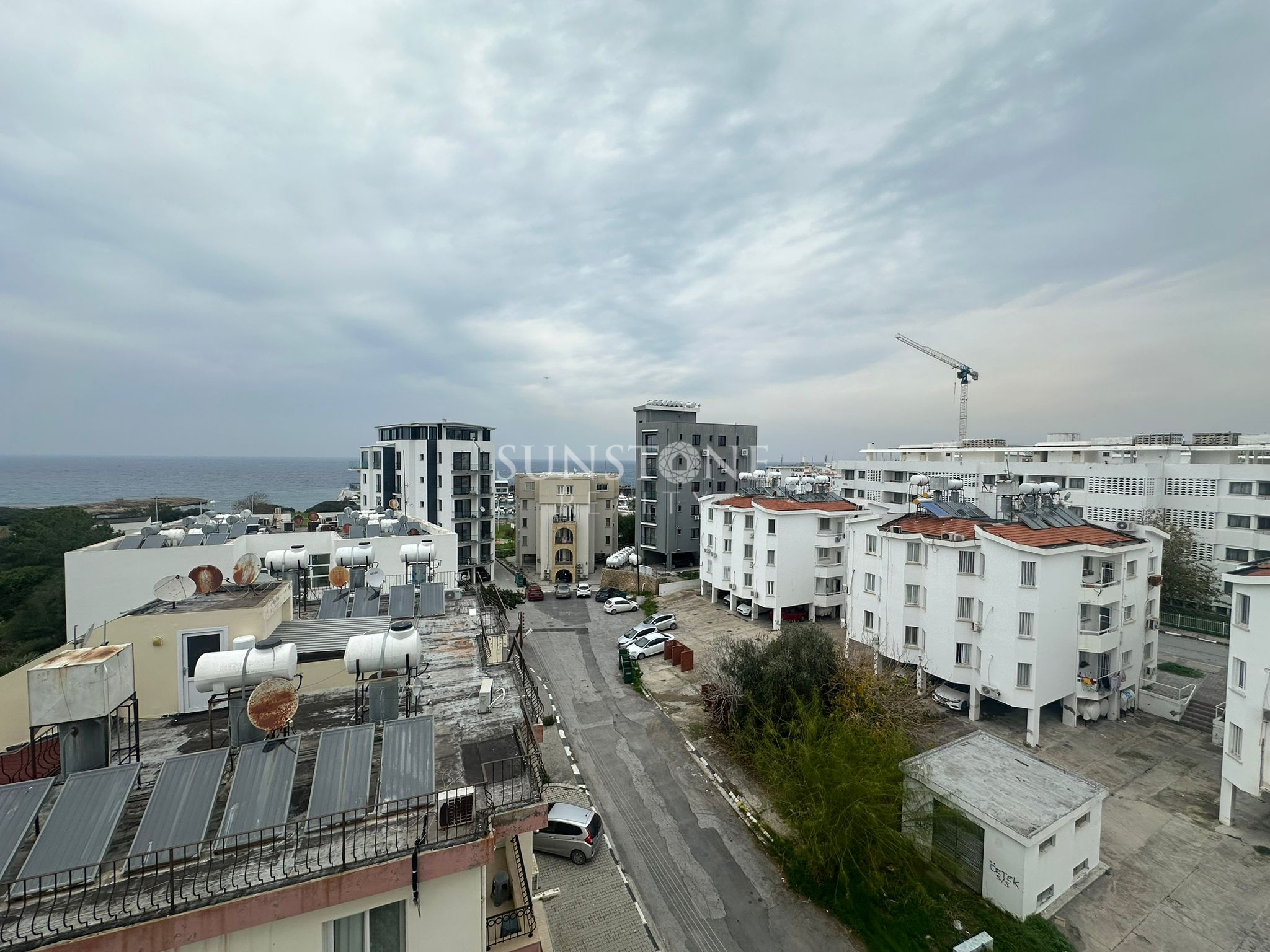 Kıbrıs Girne Merkez'de  Muhteşem deniz ve dağ manzaralı Satılık 3+1 Daire 14