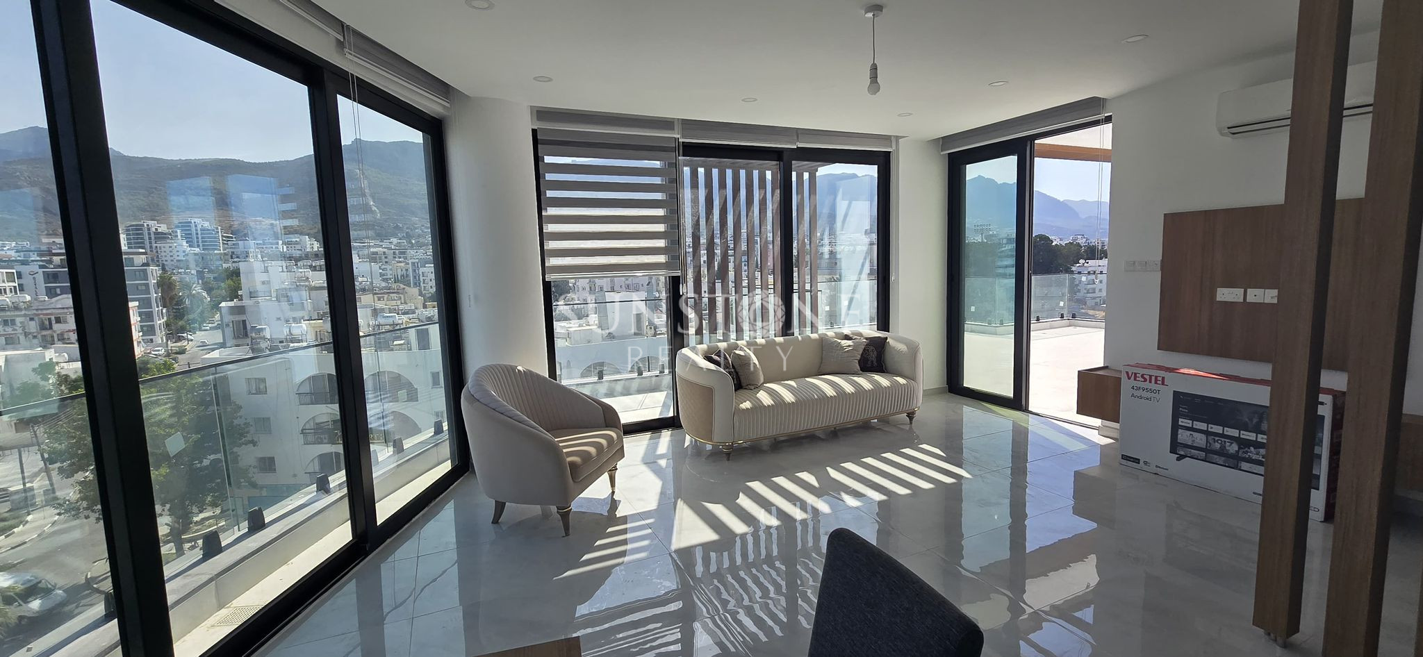 Kıbrıs Girne Merkez'de Muhteşem konumda Kiralık Modern Eşyalı 2+1 Penthouse 2