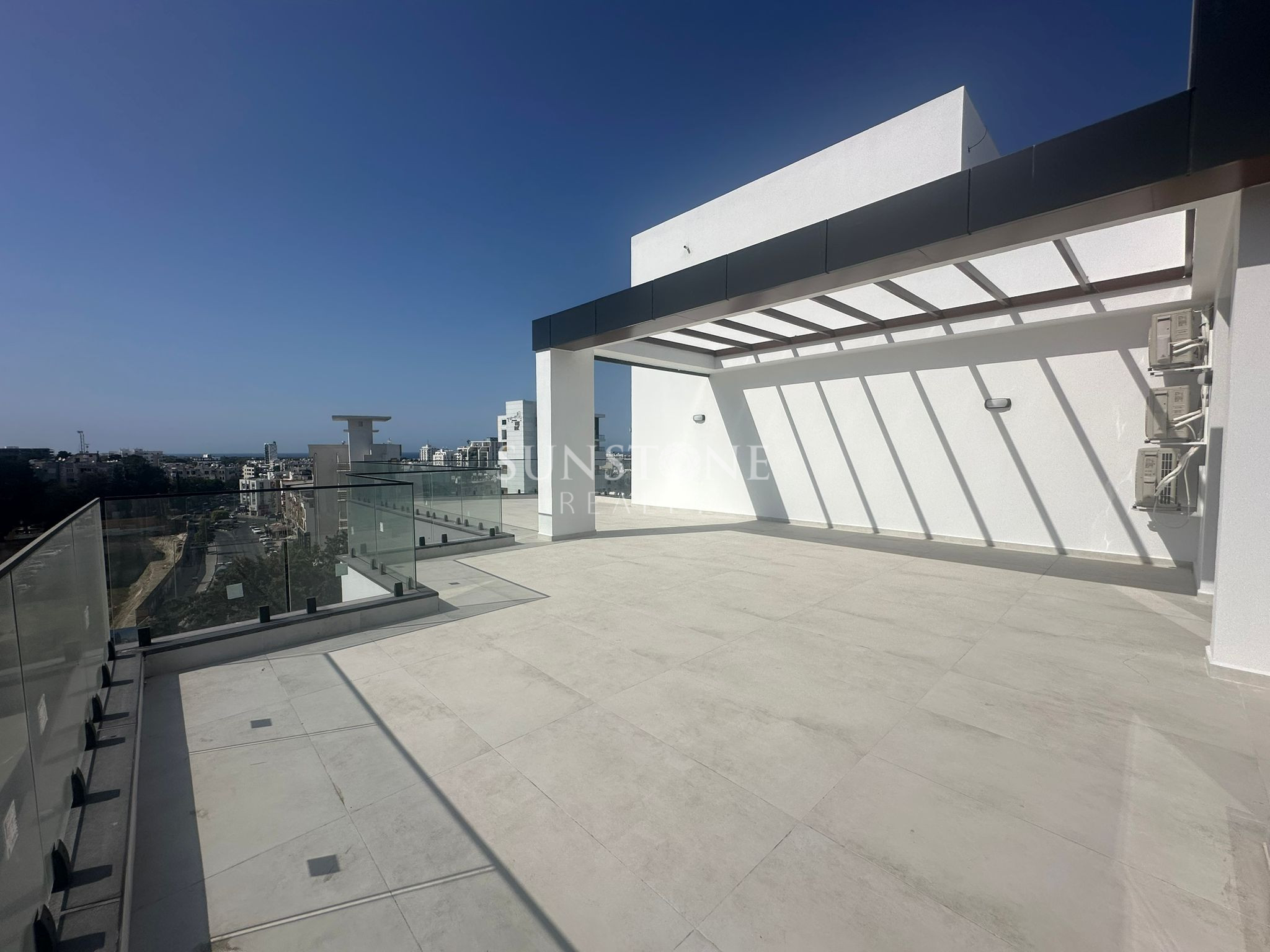 Kıbrıs Girne Merkez'de Muhteşem konumda Kiralık Modern Eşyalı 2+1 Penthouse 7