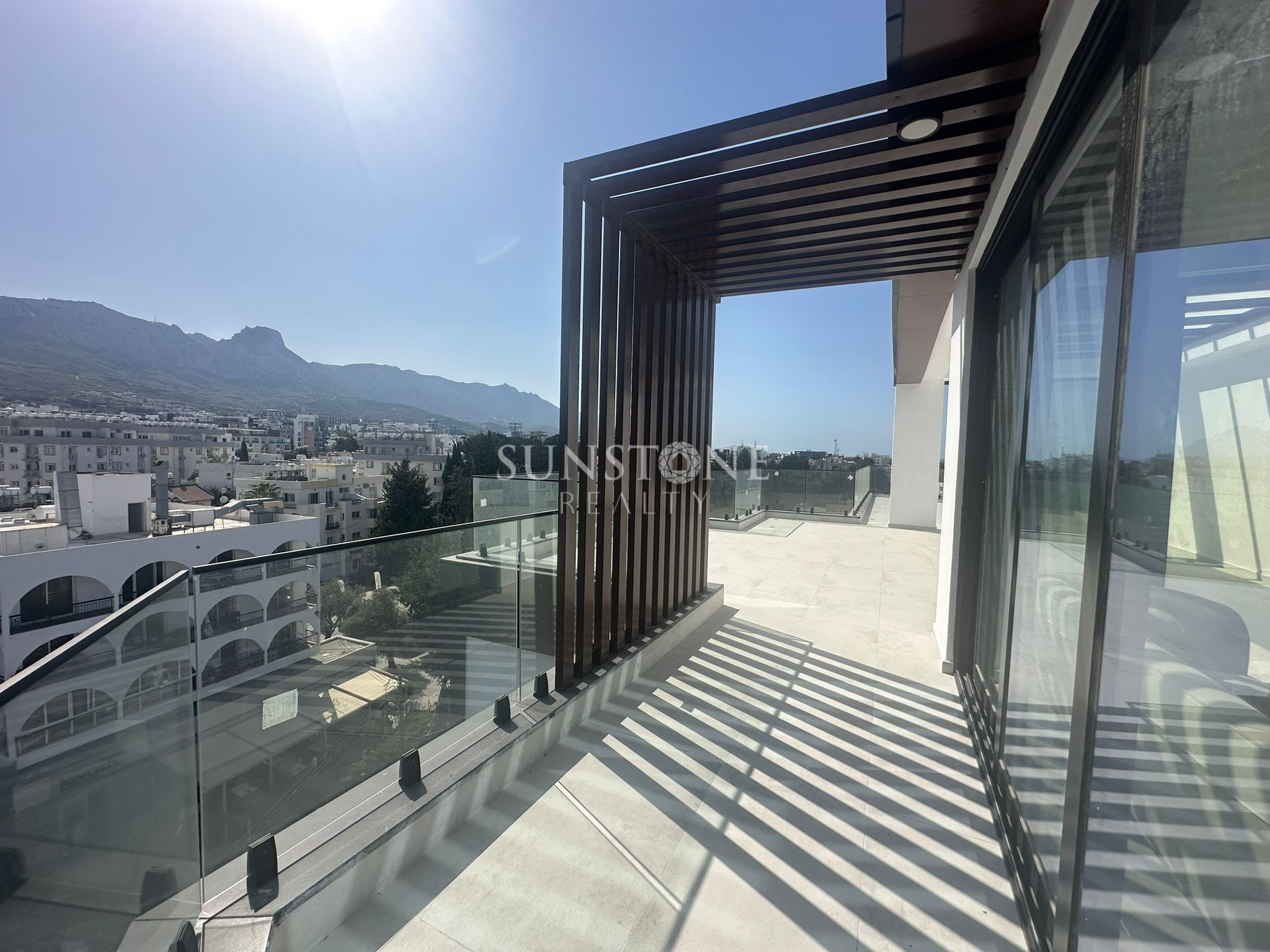 Kıbrıs Girne Merkez'de Muhteşem konumda Kiralık Modern Eşyalı 2+1 Penthouse 8