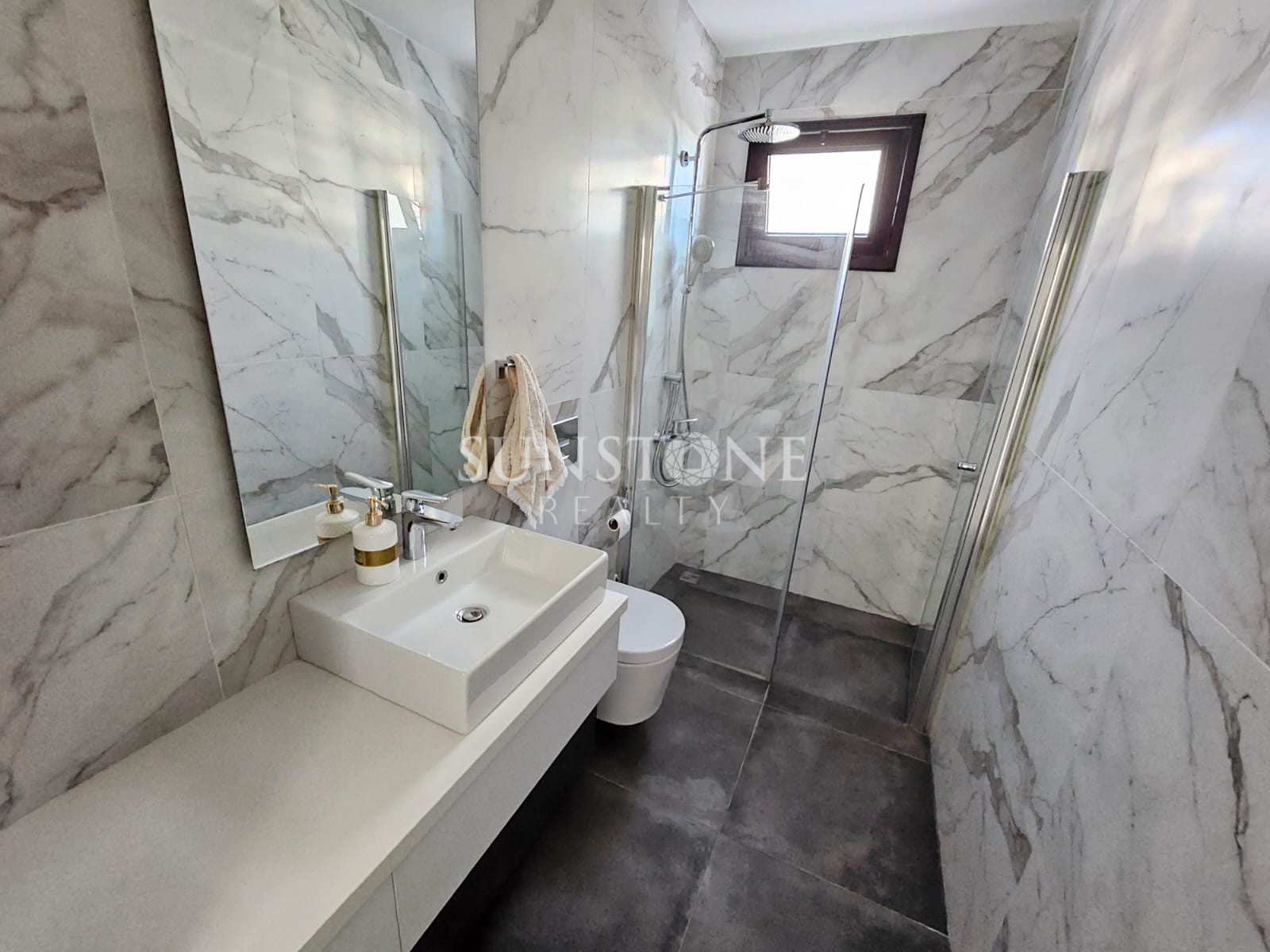 Kıbrıs Girne Merkez'de Satılık 2+1 Deniz Manzaralı Daire  20