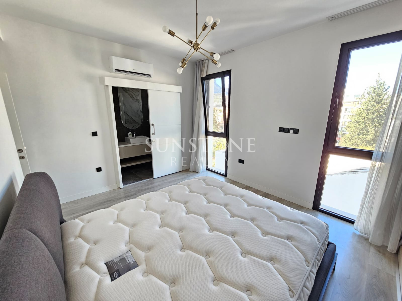 Kıbrıs Girne Merkez'de Satılık 2+1 Deniz Manzaralı Daire  13