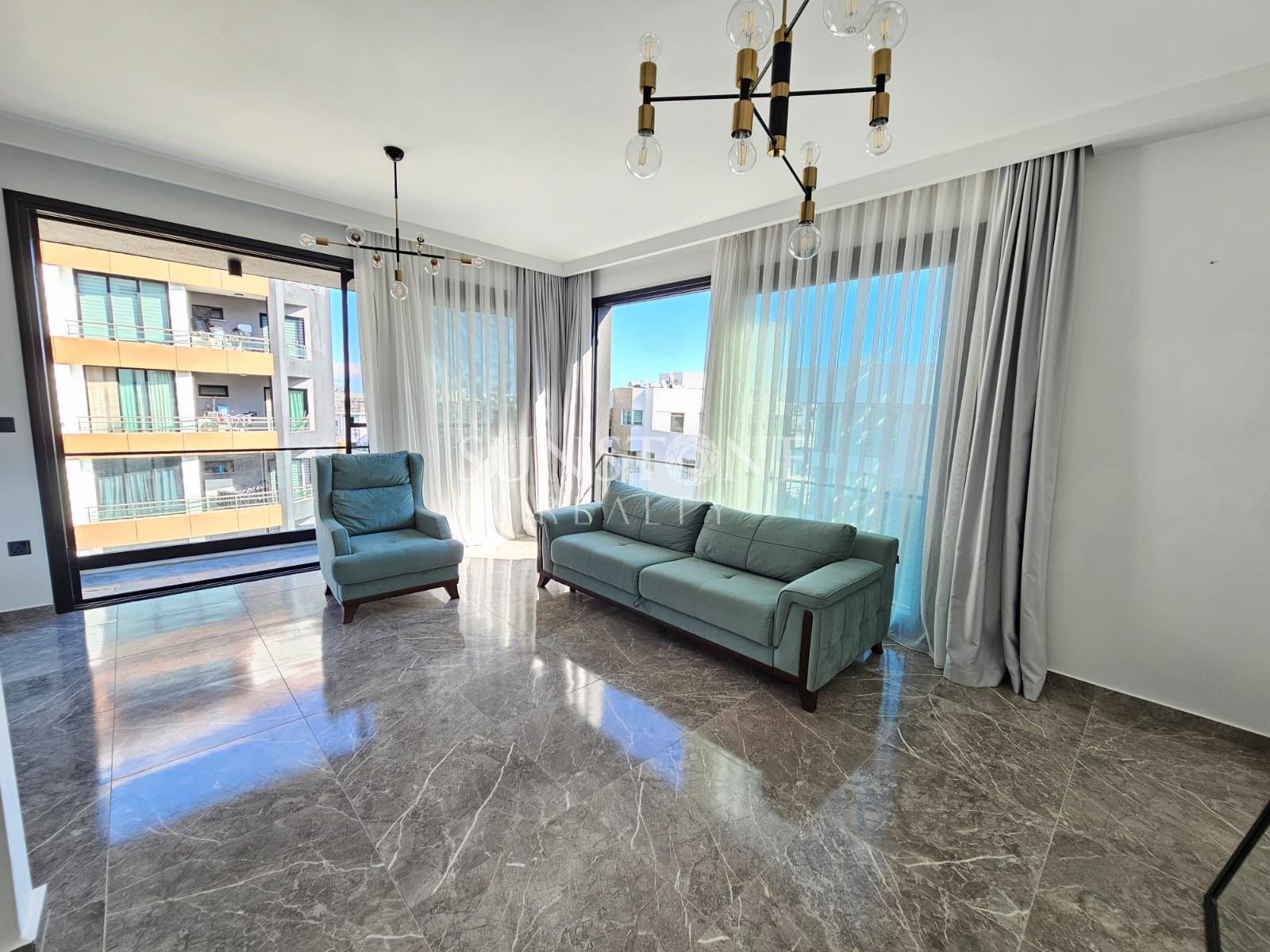 Kıbrıs Girne Merkez'de Satılık 2+1 Deniz Manzaralı Daire  3