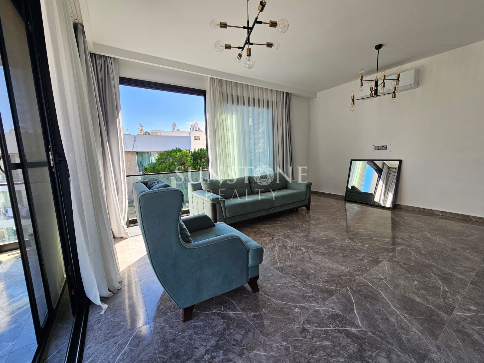 Kıbrıs Girne Merkez'de Satılık 2+1 Deniz Manzaralı Daire  4