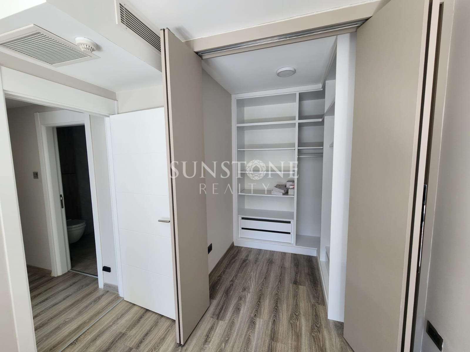 Kıbrıs Girne Merkezde Satılık Türk Koçanlı 2+1 Lüks Daire. 16