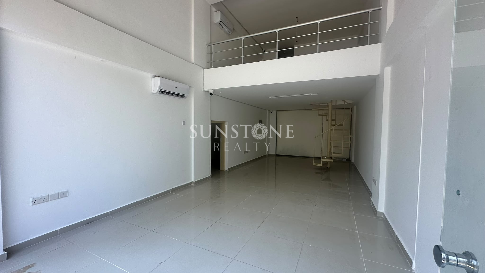 Kıbrıs Girne Merkez'de Sende Katlı Kiralık Dükkan 3