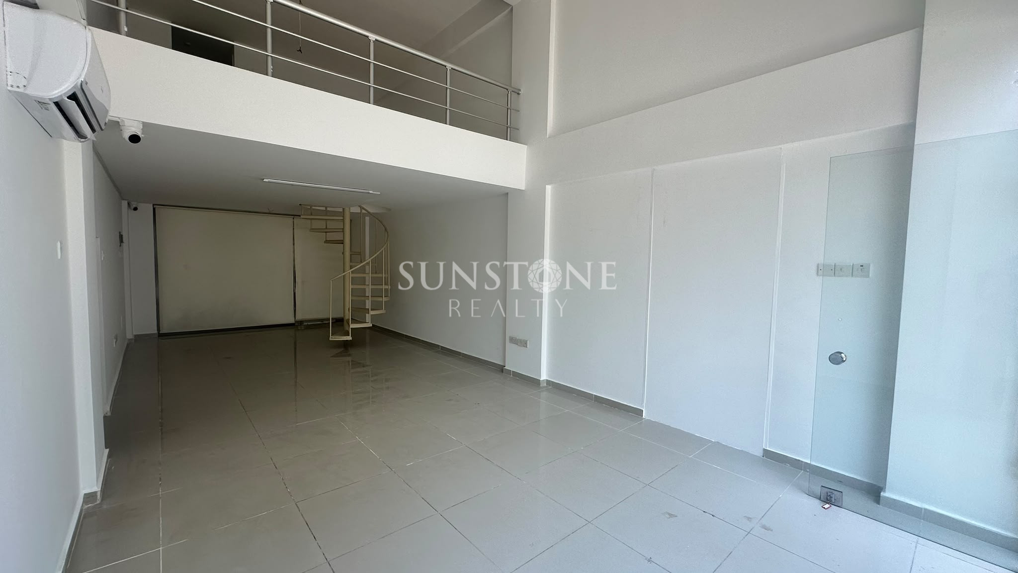 Kıbrıs Girne Merkez'de Sende Katlı Kiralık Dükkan 2