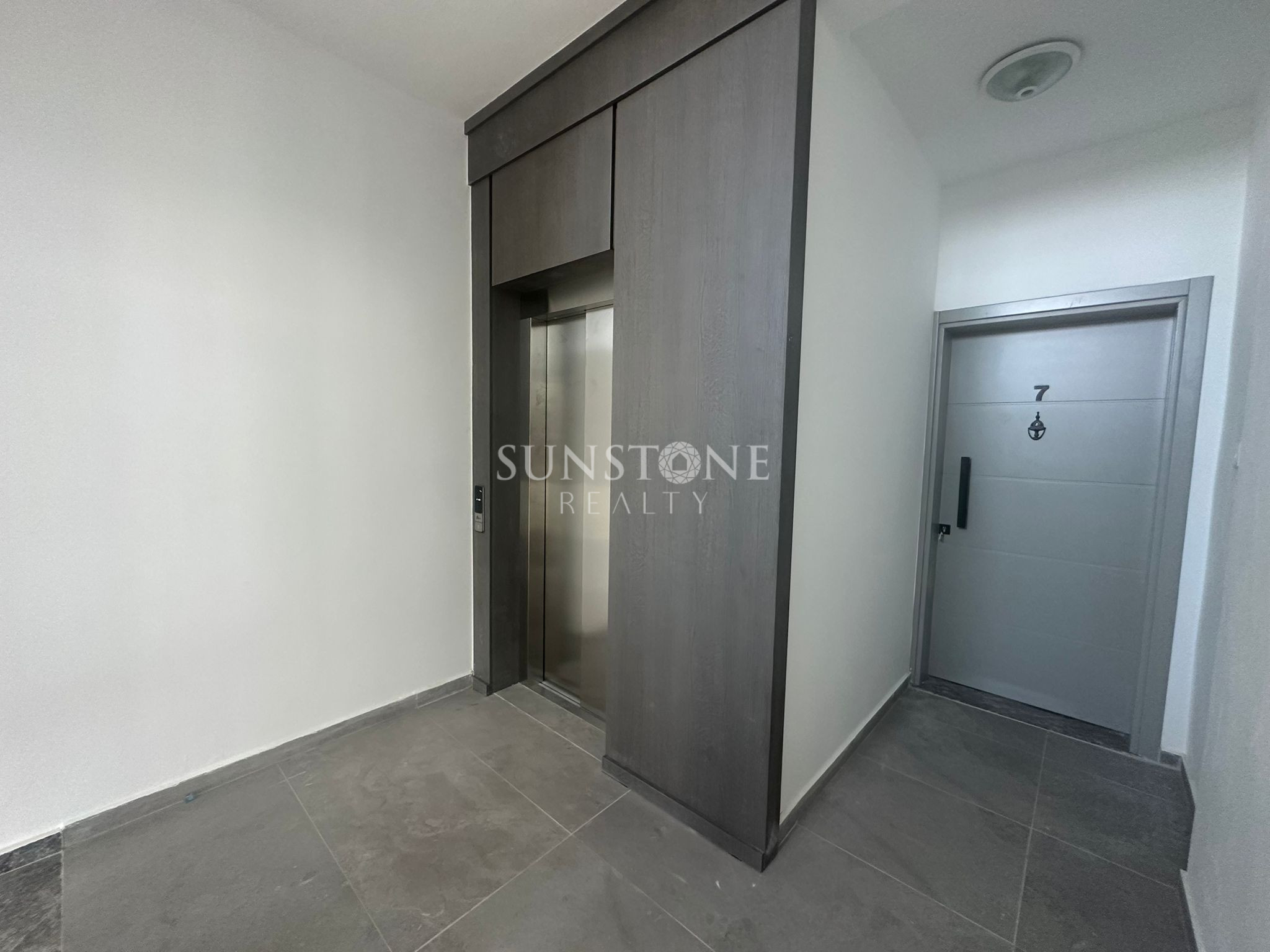 Kıbrıs Girne Merkez'de  Sıfır eşyalı Modern Kiralık 2+1 Daireler  9