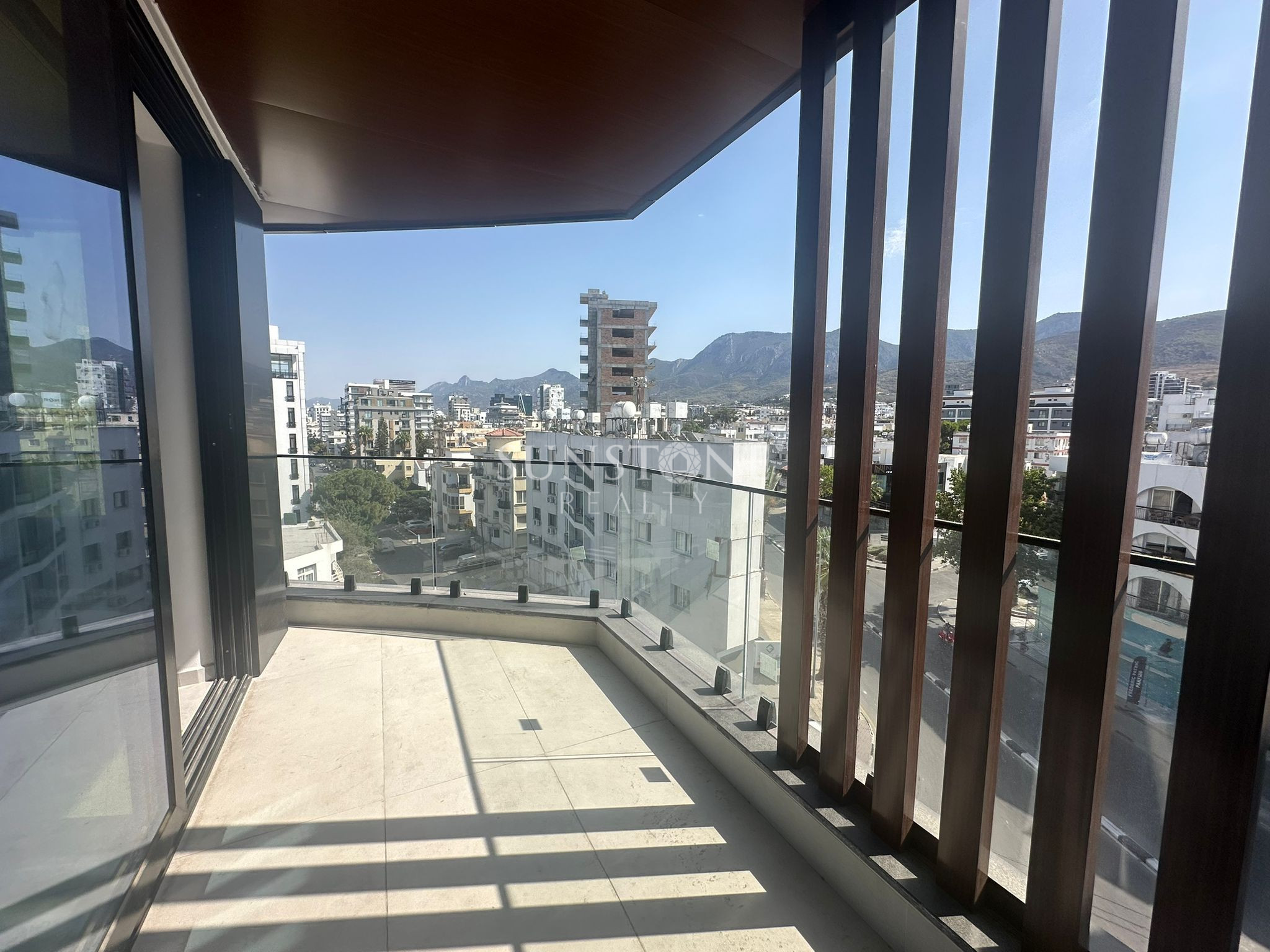 Kıbrıs Girne Merkez'de  Sıfır eşyalı Modern Kiralık 2+1 Daireler  8