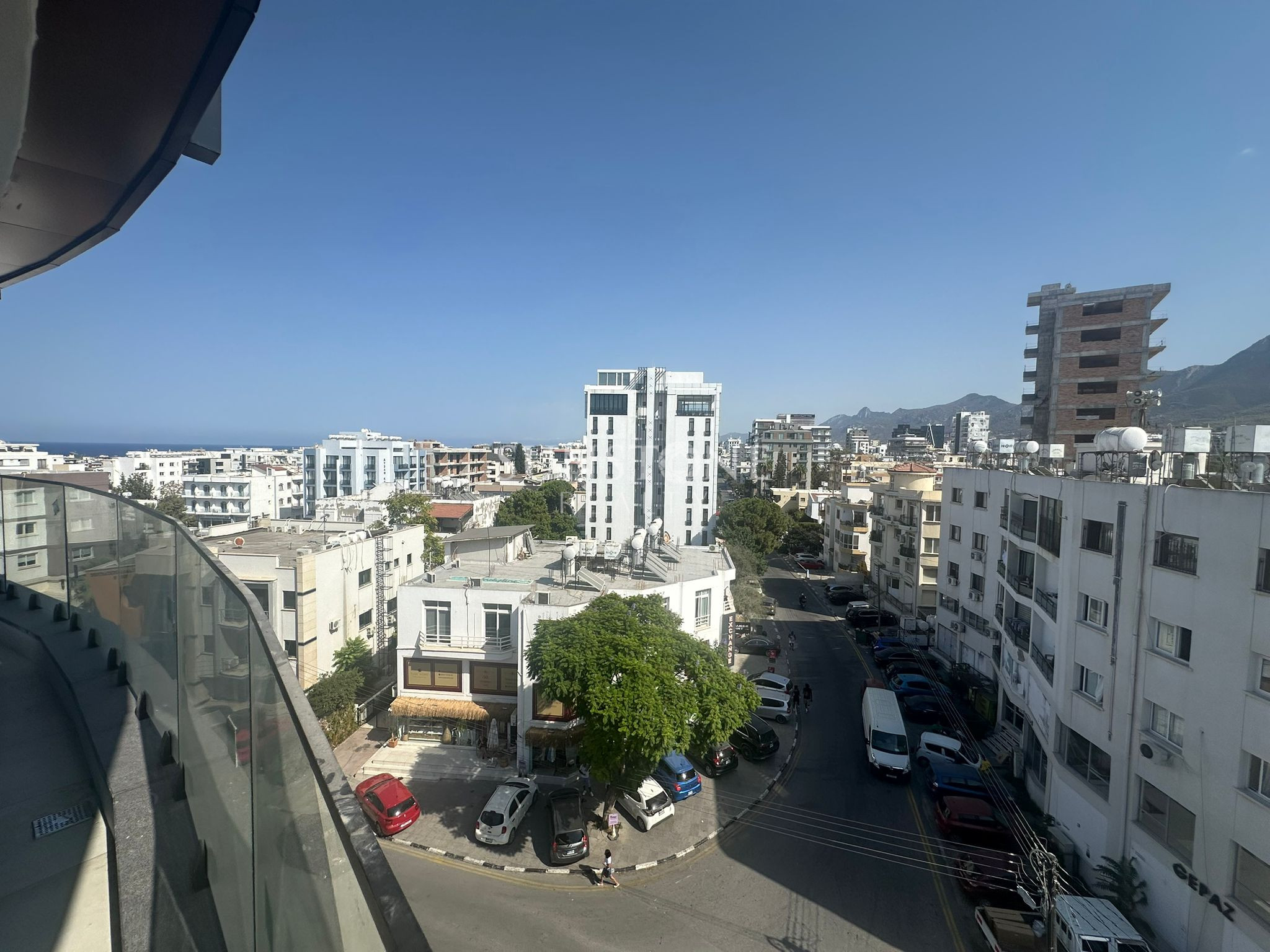 Kıbrıs Girne Merkez'de  Sıfır eşyalı Modern Kiralık 2+1 Daireler  10