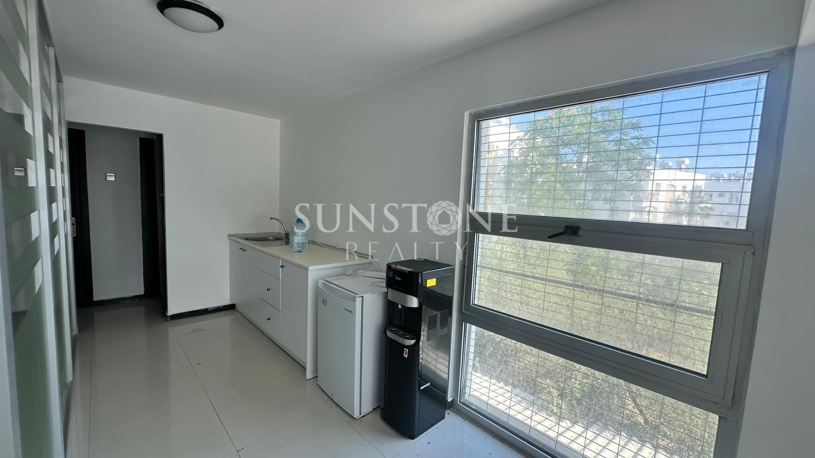 Kıbrıs Girne Merkez'de Yol Üzeri Kiralık  Dükkan  11