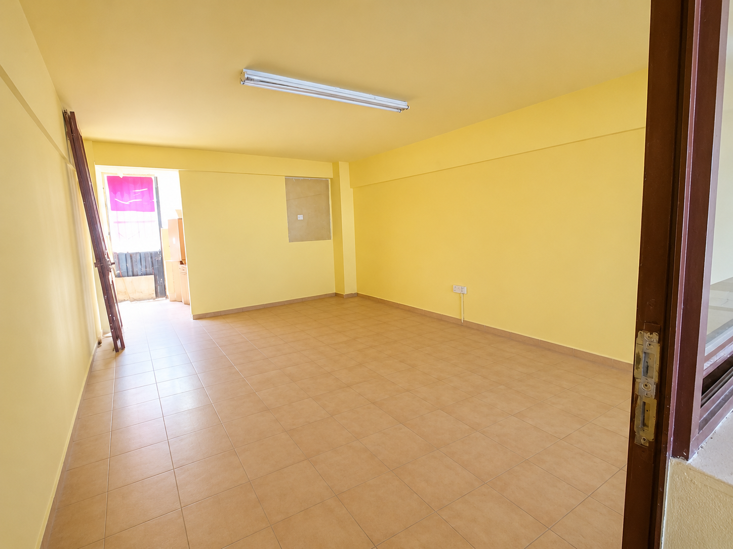 Kıbrıs Girne Merkez'inde Çarşı İçerisinde Kiralık Sendeli Dükkan  2