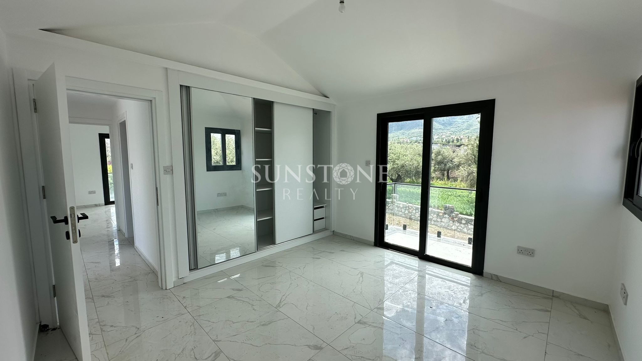 Kıbrıs Girne Ozanköy Bölgesinde Geniş Arazili Müstakil Havuzlı 4+1 Satılık Villa. 13