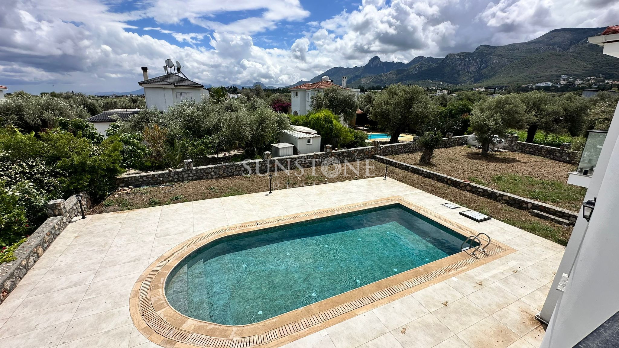 Kıbrıs Girne Ozanköy Bölgesinde Geniş Arazili Müstakil Havuzlı 4+1 Satılık Villa. 5