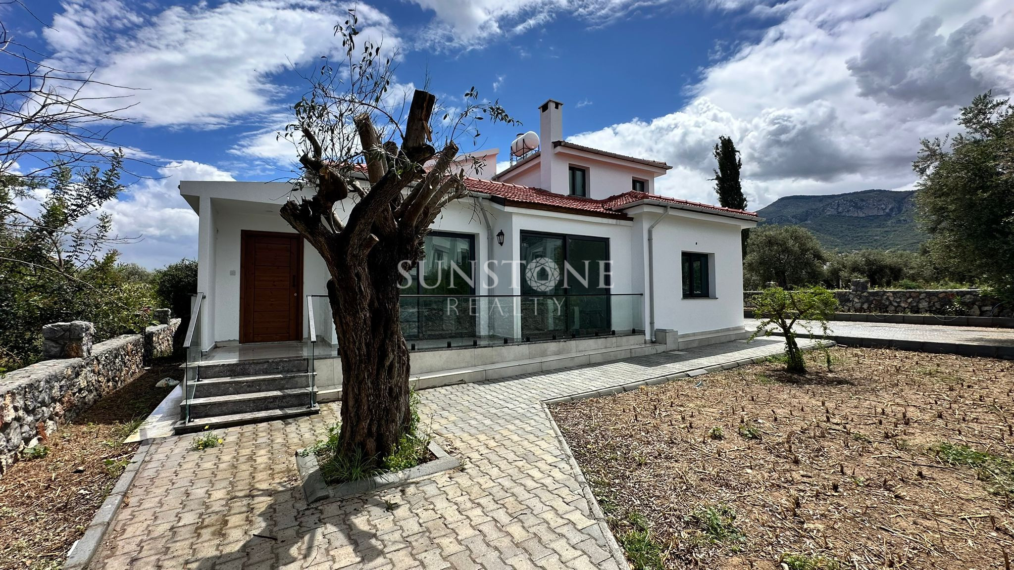 Kıbrıs Girne Ozanköy Bölgesinde Geniş Arazili Müstakil Havuzlı 4+1 Satılık Villa. 3