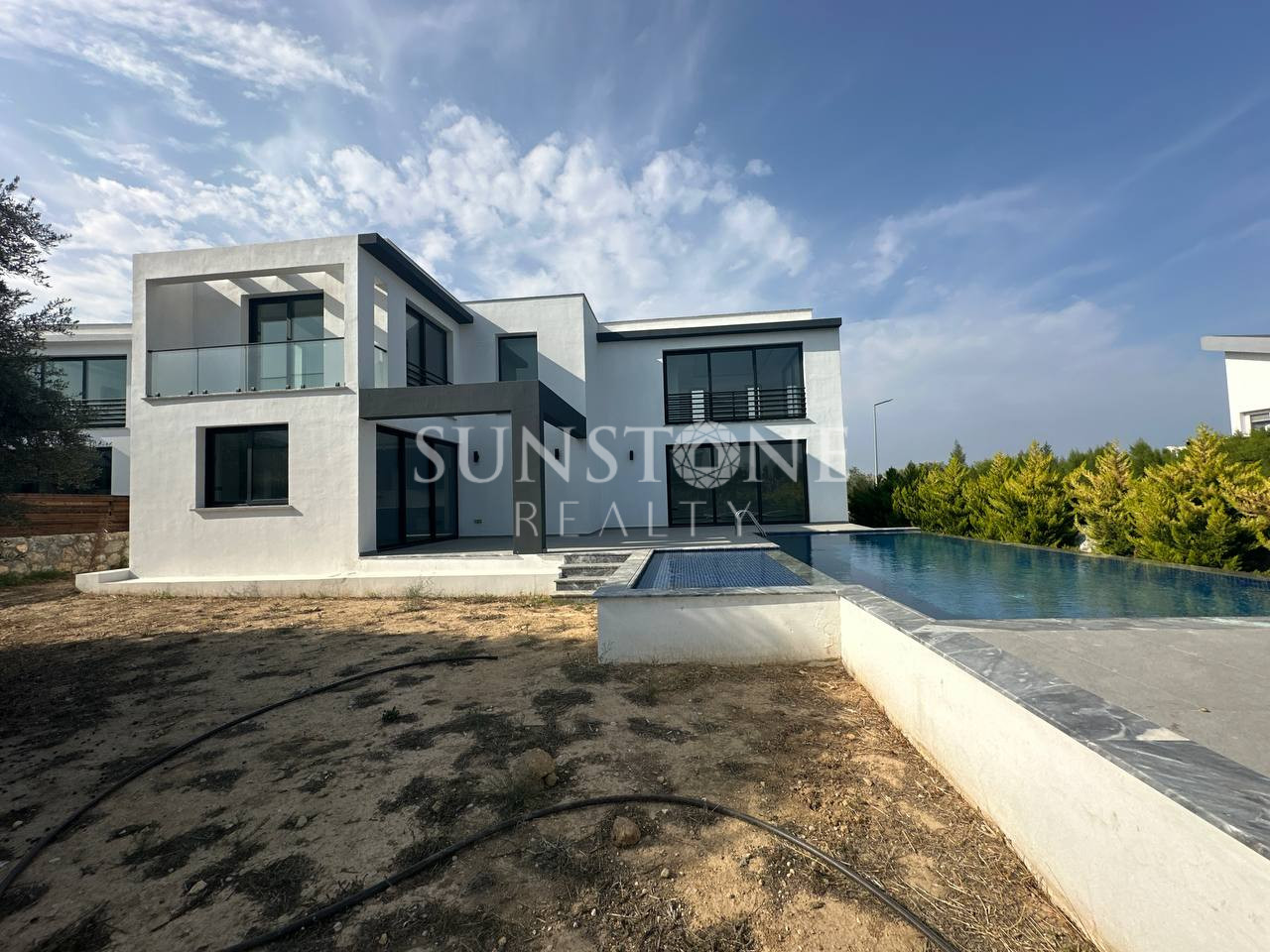 Kıbrıs Girne Ozanköy Bölgesinde Satılık 4+1 Modern Villa 2