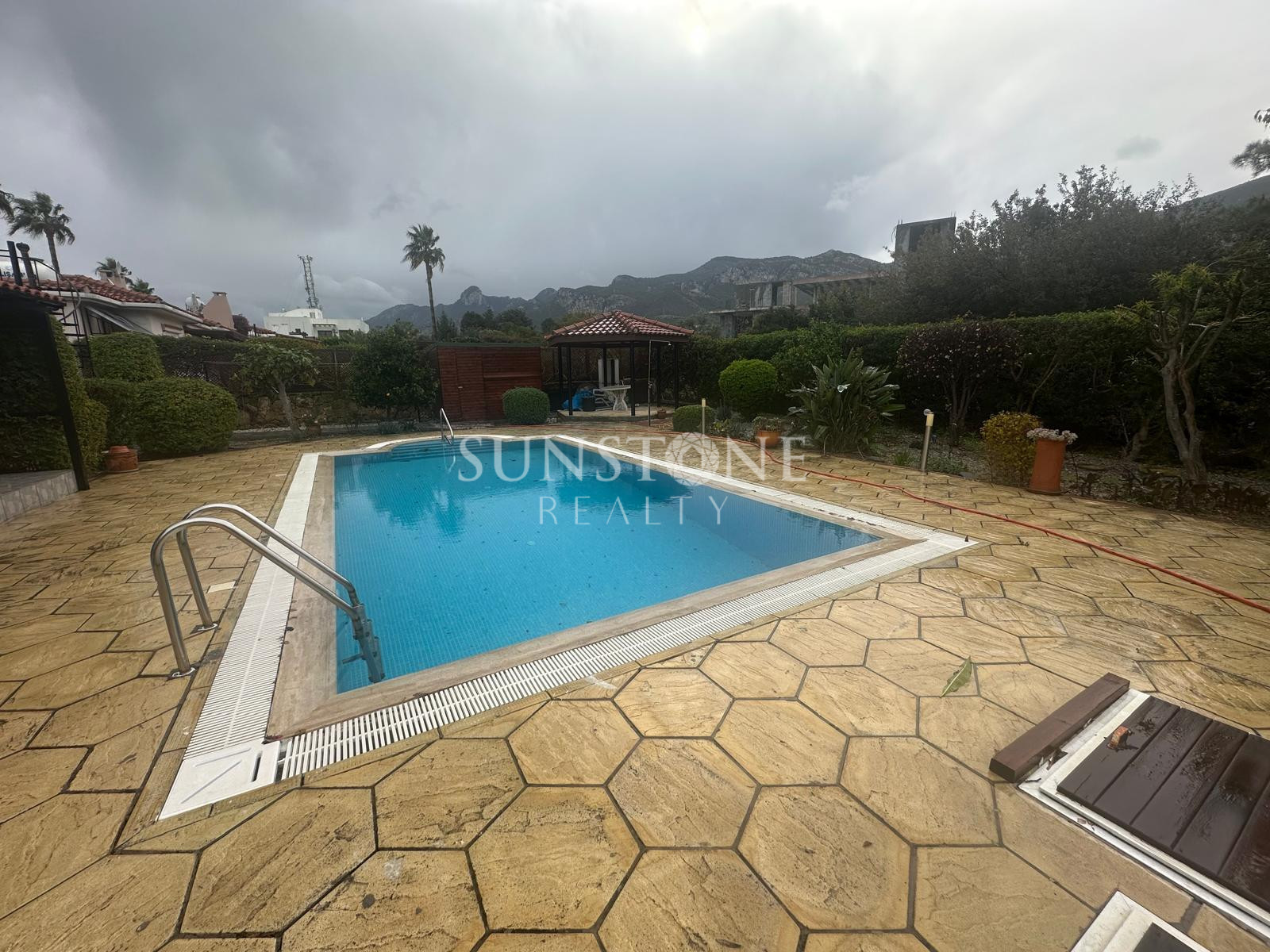 Kıbrıs Girne Ozanköy'de Full Eşyalı Özel Havuzlu  Kiralık 4+1 Villa 18