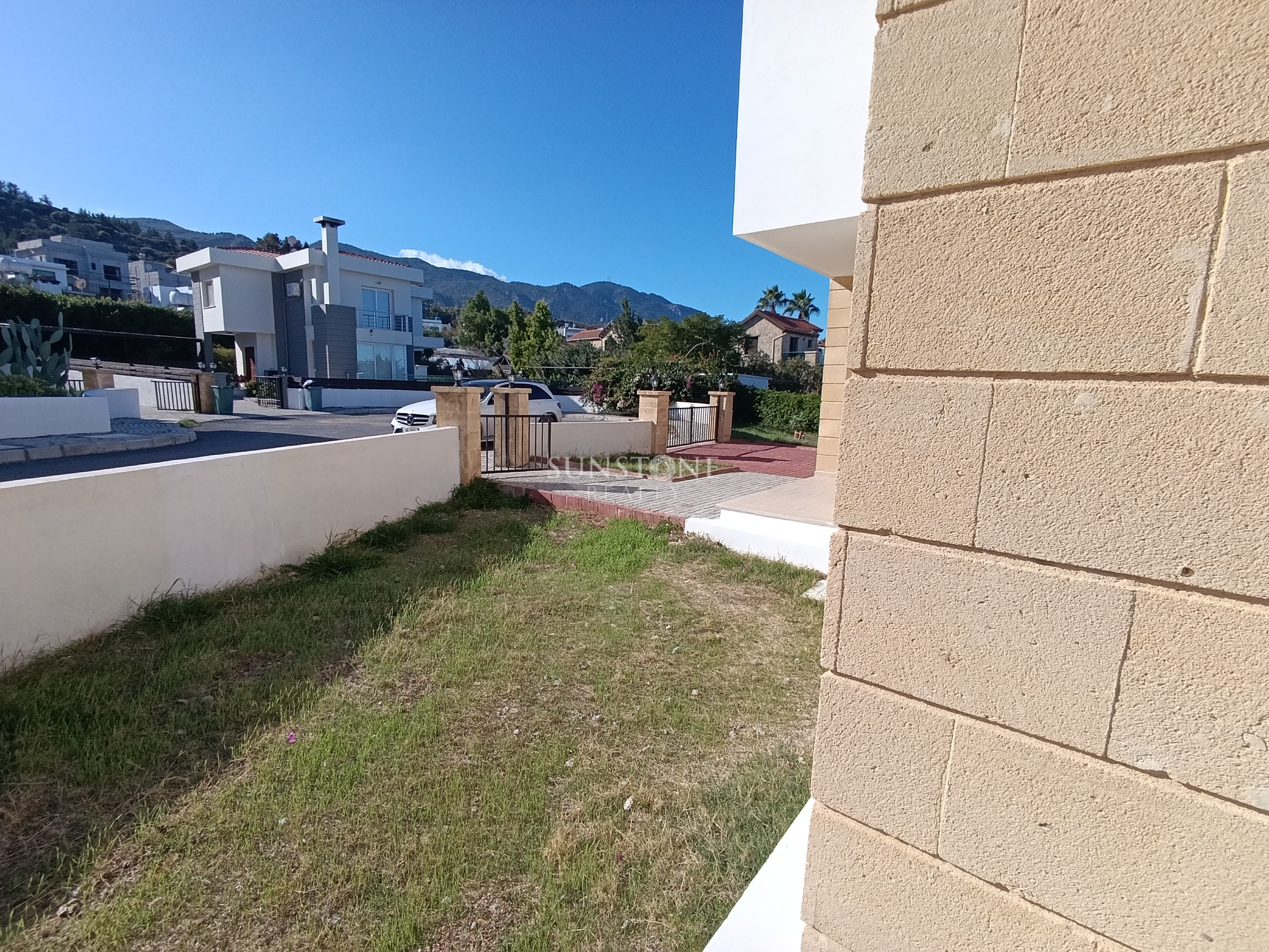 Kıbrıs Girne Yeşiltepe de 3+1 Satılık Villa 2