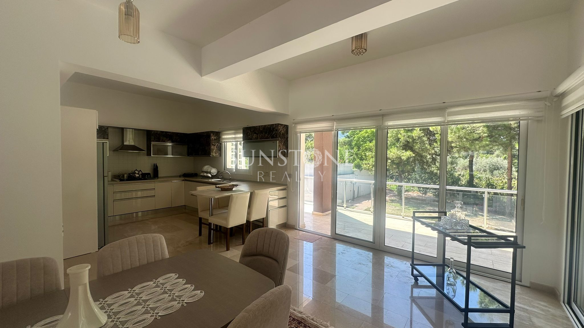 Kıbrıs Girne Zeytinlik Bölgesinde Tripleks Full Eşyalı Özel Havuzlu Kiralık 4+2 Modern Villa 10