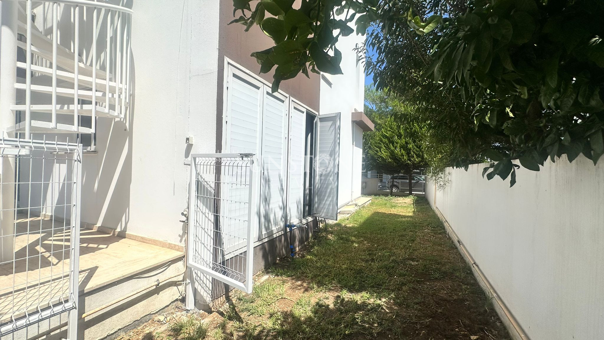 Kıbrıs Girne Zeytinlik Bölgesinde Tripleks Full Eşyalı Özel Havuzlu Kiralık 4+2 Modern Villa 29